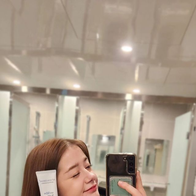 운동하는 시아 / Sia on Instagram: "#광고 겨울/가을에도 선크림 필수템인 거 아시죠~~? 다이아큐브 선크림 SPF 50+ PA+++에 추천 드리고 싶어요^^ 필수품 같아서 그래요🥰 우선, 이 자외선 차단제는