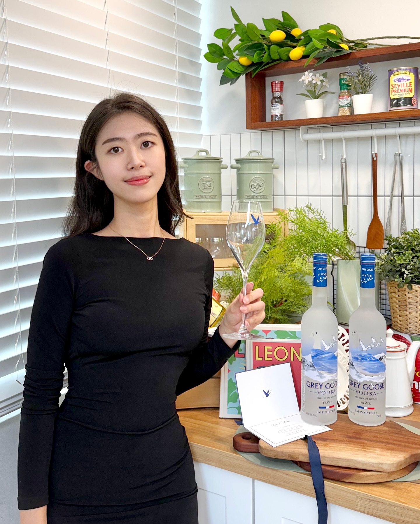 #광고 #그레이구스 greygoose
구스메이트10기에 선정되었어요🦢

➰그레이구스 웰컴키트➰
그에이구스 보드카 2병과 소다캔, 스터러, 자페라노 글라스,
그리고 구스메이트 10기 스페셜 기프트인 메종마르지엘라 캔들🕯️

🩵그레이구스 보드카는🩵
프랑스 꼬냑 지방의 최상급 밀, 맑은 물로 만든 보드카에요.
저도 개인적으로 보드카를 마실때는 그레이구스를 선호하는데
이번기회에 집에서도 마셔볼 수 있어 감사한 마음🫧

🇫🇷어디 놓아도 예쁘고 고급스러운 패키지, 그레이구스
앞으로 열심히 활동할게요 :)

‘Please drink responsibly’

#서포터즈활동 #구스메이트 #프리미엄보드카 #greygoose #greygoosepartner #greygoosevodka #보드카추천 
#보드카칵테일