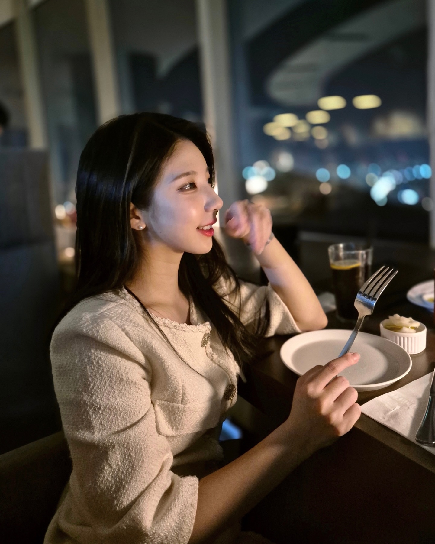 #광고 뷰가 너무 예뻤던 더플레이스다이닝에서
식사하고 왔는데 지인짜 맛있어서 기절해따 🤤

제가 밤에 남산 올라가본게 처음이거든요 .... !!
N서울타워에 위치한 더플레이스다이닝은
통창으로 되어있어 시티뷰에 한눈에 보여요.
분위기가 좋다보니 모임 장소로도 딱이에요 ( ˃᷄˶˶̫˶˂᷅ ) 

채끝 스테이크가 왕 왕 맛있거든요 ? 
근데 또 피자도 옴총옴총 맛있어 .. 
레몬 샤베트까지 다 맛있어버려 .... 🍋

요기 가면 세트 메뉴 추천해요 ! 다 즐겨봐야해 ..
뷰도 음식들도 넘 맛있어서 기분 좋은 저녁이 되었어요. 
가을이니까 남산에서 단풍 데이트하면서 
식사 겸 들러보셔도 좋을 것 같더라구요. 🍂

요기가 또 남산 파스타 맛집이라던데 
다음엔 파스타 먹으러 또 가봐야겠어용 ˳˳♡⃝ 

#남산타워 #남산타워맛집 #남산타워레스토랑 #N서울타워 
#단풍데이트 #남산데이트 #모임장소 #남산맛집 #남산파스타
