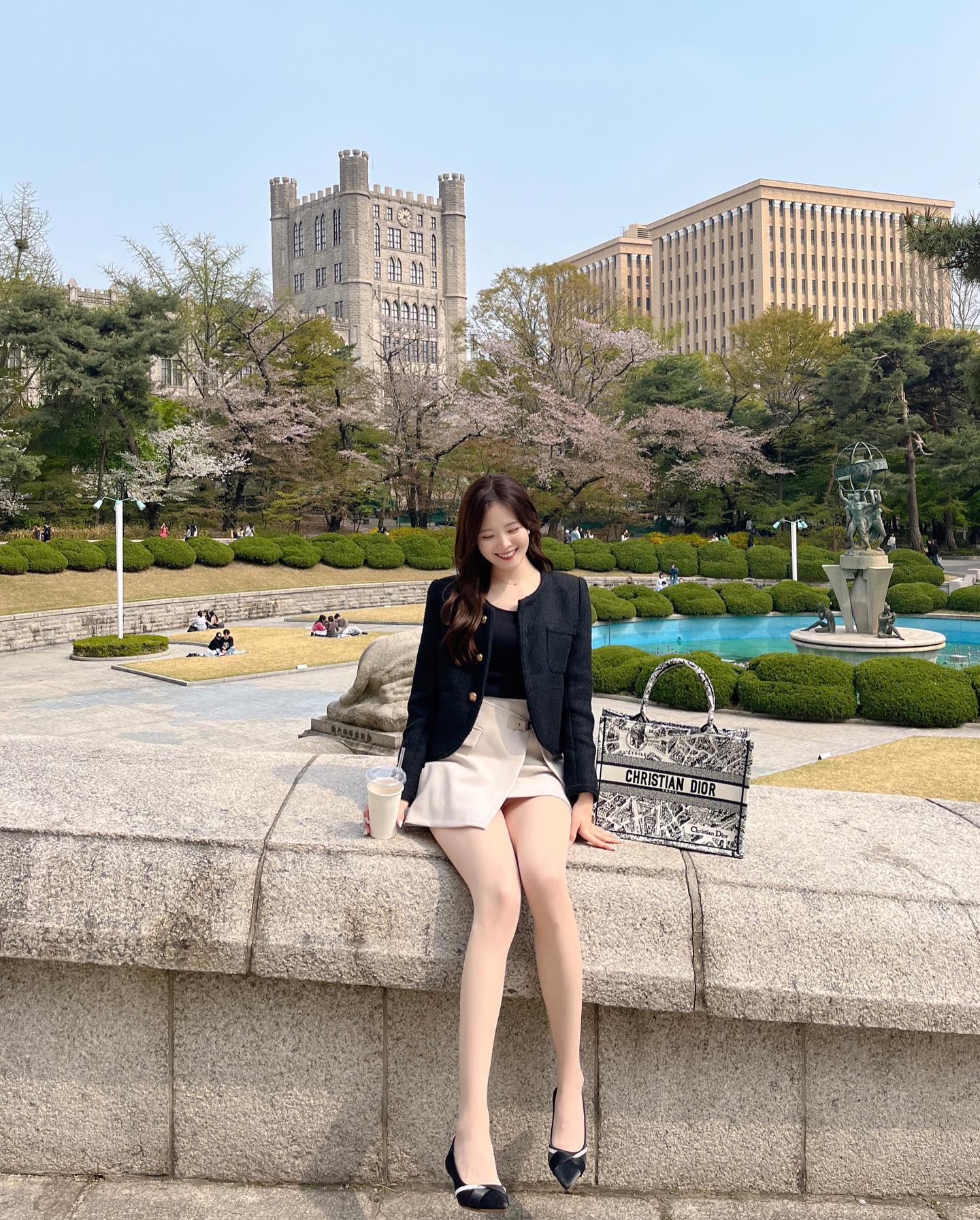 녹음이 짙어진 학교 산책 🌿💚
가끔씩 이렇게 캠퍼스에서 추억 회상하며 걷다 보면 대학생 때의 싱그러움이 채워지는 느낌 .. 내년에는 벚꽃 떨어지기 전에 와야겠다 ! 10년 넘게 봐도 예쁜 경희랜드 🏛️