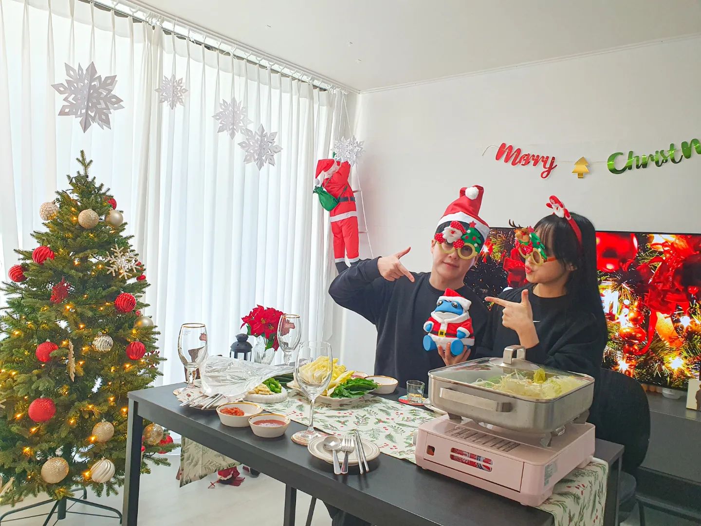 ⃰𝕞𝕖𝕣𝕣𝕪 𝕔𝕙𝕣𝕚𝕤𝕥𝕞𝕒𝕤 ☃ ⃰

이번 크리스마스는 여행 때문에 
간단하게 홈파티 즐기기 🎅❤️

옆에서 열심히 보조쉐프 노력을 톡톡히 해주는 오빠와/
작년 크리스마스 파티부터 함께 한 파티짝꿍 어머님&아버님과
함께 즐거운 파티즐기기 ☃️🌲 

너무 즐겁게 살아서 보기 좋다는 아버님의 말씀과
여행 즐겁게 잘 다녀오라며 용돈까지 주시는 어머님🙆‍♀️최고🙆‍♀️

#크리스마스 #크리스마스홈파티 #크리스마스파티 #신혼일상
#신혼집 #신혼부부 #신혼부부스타그램 #메리크리스마스
 #홈파티 #크리스마스준비 #merrychristmas