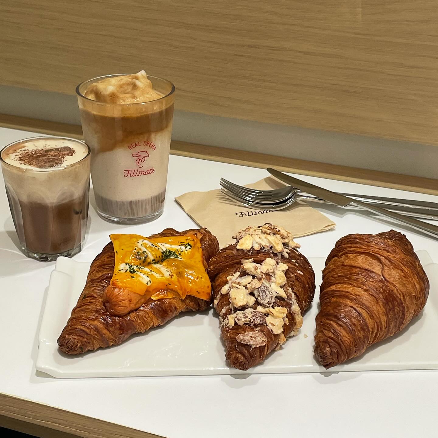 #협찬 #필메이트 #fillmate 
.
.
<주문메뉴 : 한줄평>
아이스 오트 크림샷 라떼 : 달달한 크림 라떼 약간 모카느낌?
헤이즐럿 에스프레소 블랜디드 : 쉐이크 재질 맛있다! 
플레인 크루아상 : 겉바속부 버터많은 크루아상 느낌
소세지 크루아상 : 한끼 대체 가능 든든 식사빵
아몬드 카라멜 크림 소금빵 : 꼬소~~~ 하다!
.
.
인테리어는 너무 깔끔한 우드 화이트 톤 !
의자가 불편 할까..? 했지만 생각보다 편했다!
(내가 의자를 안타는 걸까..? )
.
.
1층 옥색 타일 평상이 인상적 
2층 화이트 칸막이 벽으로 구획이 명확 
3층 우드톤이 주, 혼자 노트북 할 수 있는 좌석 위치
.
.
고로 3층으로~
다음엔 에스프레소 먹으러 가야지 
.
.
프리미엄 커피를 합리적인 가격에 !
필메이트 강남점 ! 
.
.
#강남역카페추천 #베이커리추천 #커피추천 #가볼만한곳 #카페추천 #분위기좋은카페 #분위기좋은곳 #카페투어 #주말에뭐하지 #신상카페 #디저트맛집 #서울디저트카페 #강남데이트 #강남카페 #강남역카페 #강남역 #맛집탐방 #맛스타그램 #먹스타그램