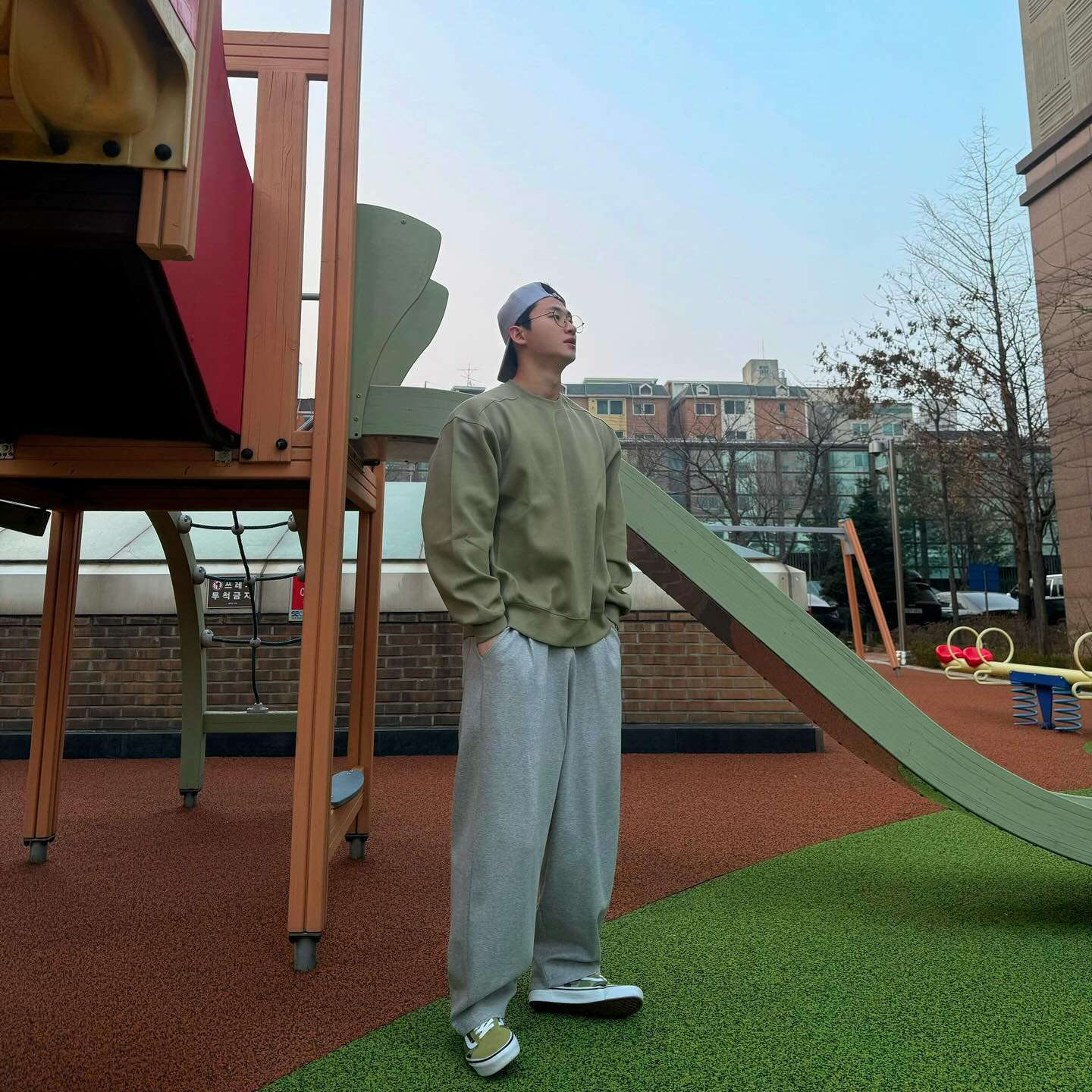 #협찬 가볍게 미끄럼틀과 한 컷🛝
.
.
.
오늘은 요즘 자주 입는 데일리한 맨투맨을 소개합니다~ 
바로 조군샵(jogunshop)의 소프트 이중지 절개 맨투맨인데 딱 봐도 ✨깔끔해서 다양한 코디와 어울리고 🪡마감 퀄리티도 너무 깔끔해서 입었을때 감기는 핏이 특징인 거 같아요! 
그리고 이중지 안감을 사용해 까슬거림없이 🌸봄에 입기 너무 좋아요! 
다양한 코디에 어울리는 데일리한 맨투맨을 보고 계신 분은 추천드려요~👍
.
.
.
.
#조군샵 #남자맨투맨 #빅사이즈맨투맨 #루즈핏맨투맨 #남녀공용 #맨투맨 #캐주얼 #ootd #커플티 #빅사이즈 #오늘의코디 #패션코디 #원마일웨어 #오오티디 #데일리룩그램 #데일리룩 #코디샷 #오늘뭐입지 #옷코디 #일상코디 #옷스타그램 #남자코디룩 #오늘코디 #캐주얼룩 #남자데일리룩