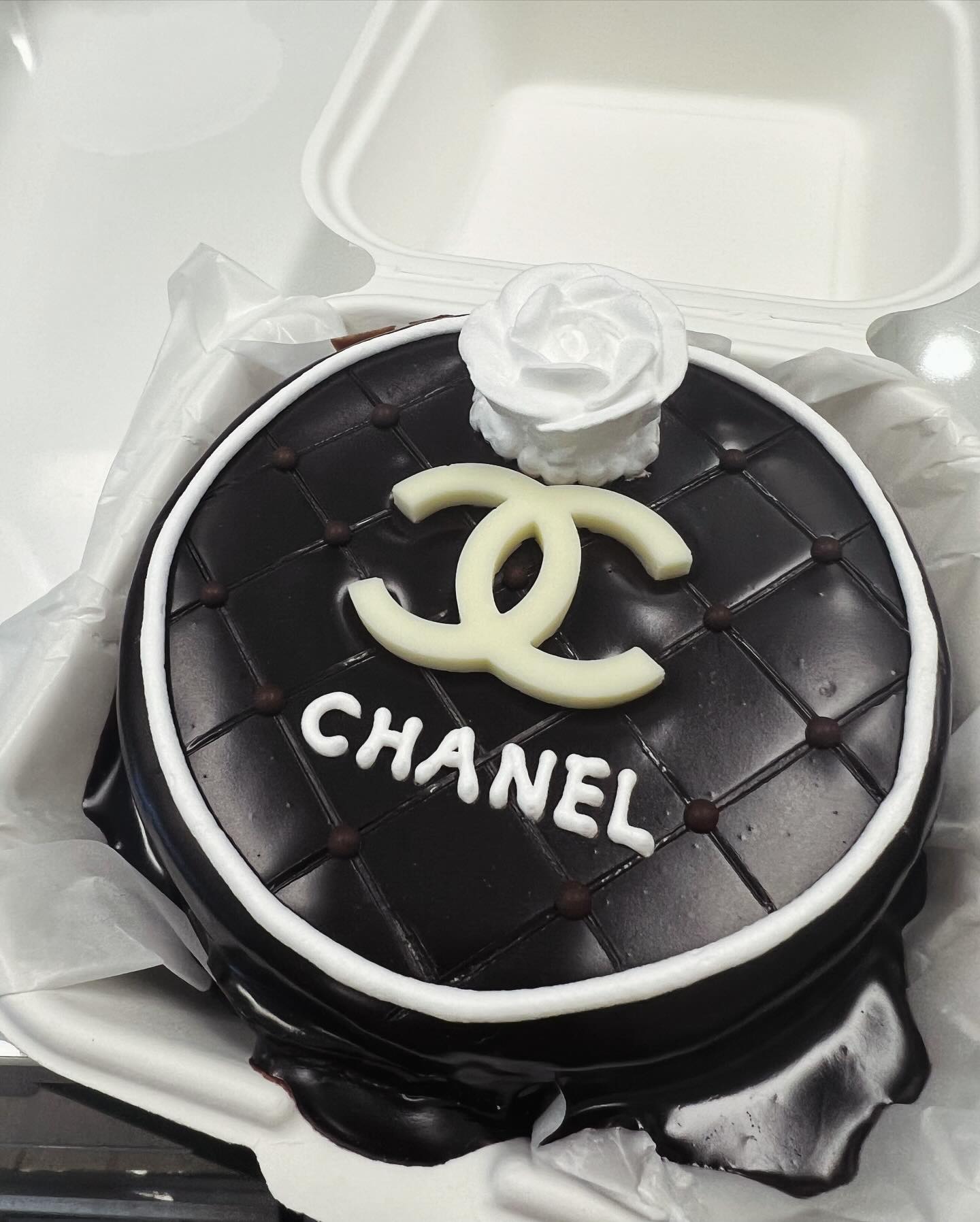 와🖤🎂 진짜 여기 강추👍
cakegongbang 

신랑한테 엄청이쁘다!! ^^
가방으로바꿔달라고 했다가 급도망감 ㅡ.ㅡ
역시 쬬꼬켁끼징~ 

.
.
.
.

#케이크 #샤넬케이크
#주부 #주부스타그램 
#주말여행 #여행 #숙박 #사랑해
#맛집 #맛집스타그램 #delicious 
#korea #일상 #친구 #케이크공방 
#cake #chanelcake #강남 #서초