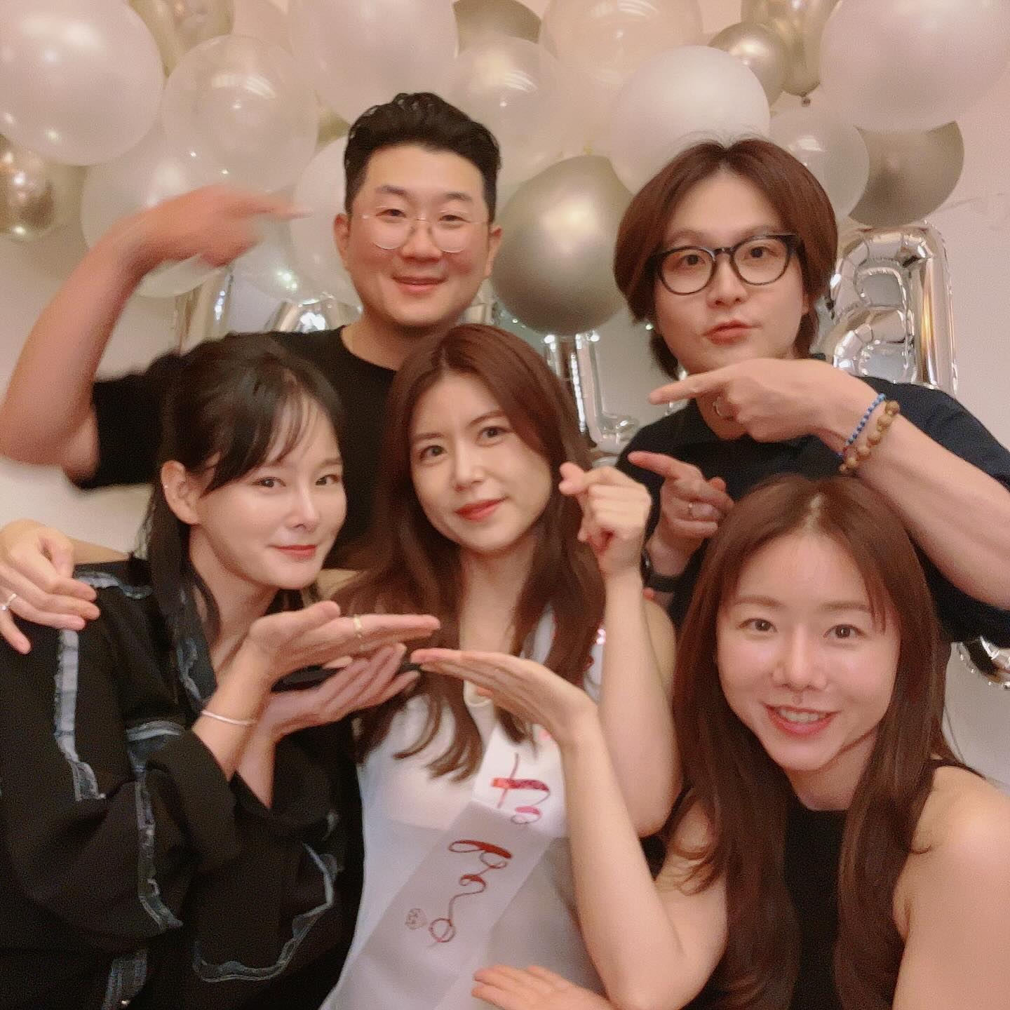 “너 T야?”
천 번쯤 들은 날...
모르는 척 하긴 너무 힘들었던 서프라이즈 ㅋㅋ
오빠 어디 가서 밥 먹는다고?
어디 예약했다고?
여기 있던 그거 어디 갔어?
이거 사진 찍어야 돼 일단 다 들고 가 봐
.... 오빠 오늘 프로포즈하기만 해 봐😠

리승진이랑 람창무 고마워 ㅋㅋㅋㅋ
진심으로 감동은! 했어 진짜야 🤩