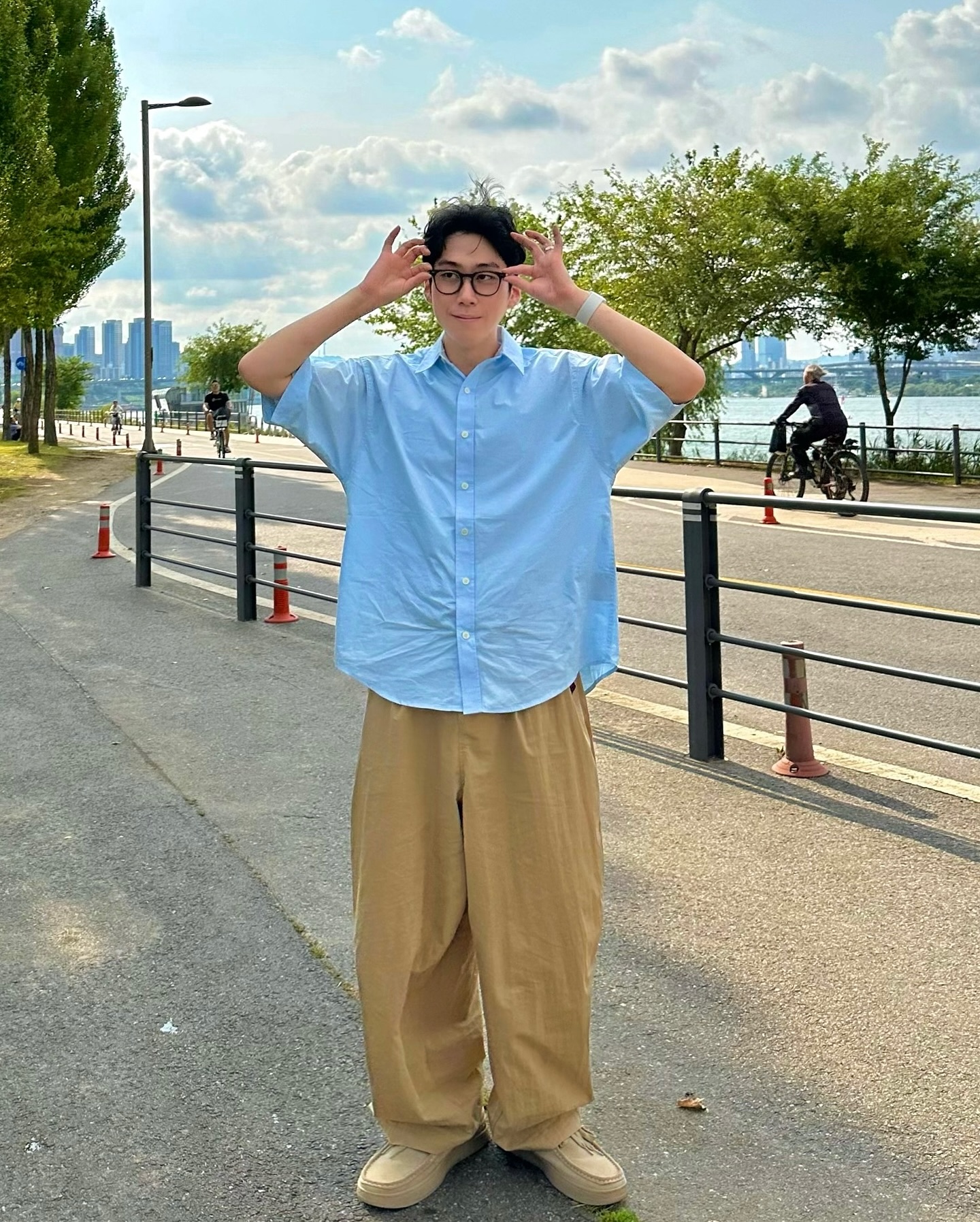 #광고#협찬 
v2_office v2__style
요즘 한강 차크닉에 빠져 삽니다🚐
#브이투 #VTWO #반팔셔츠 #여름셔츠 #남자반팔셔츠