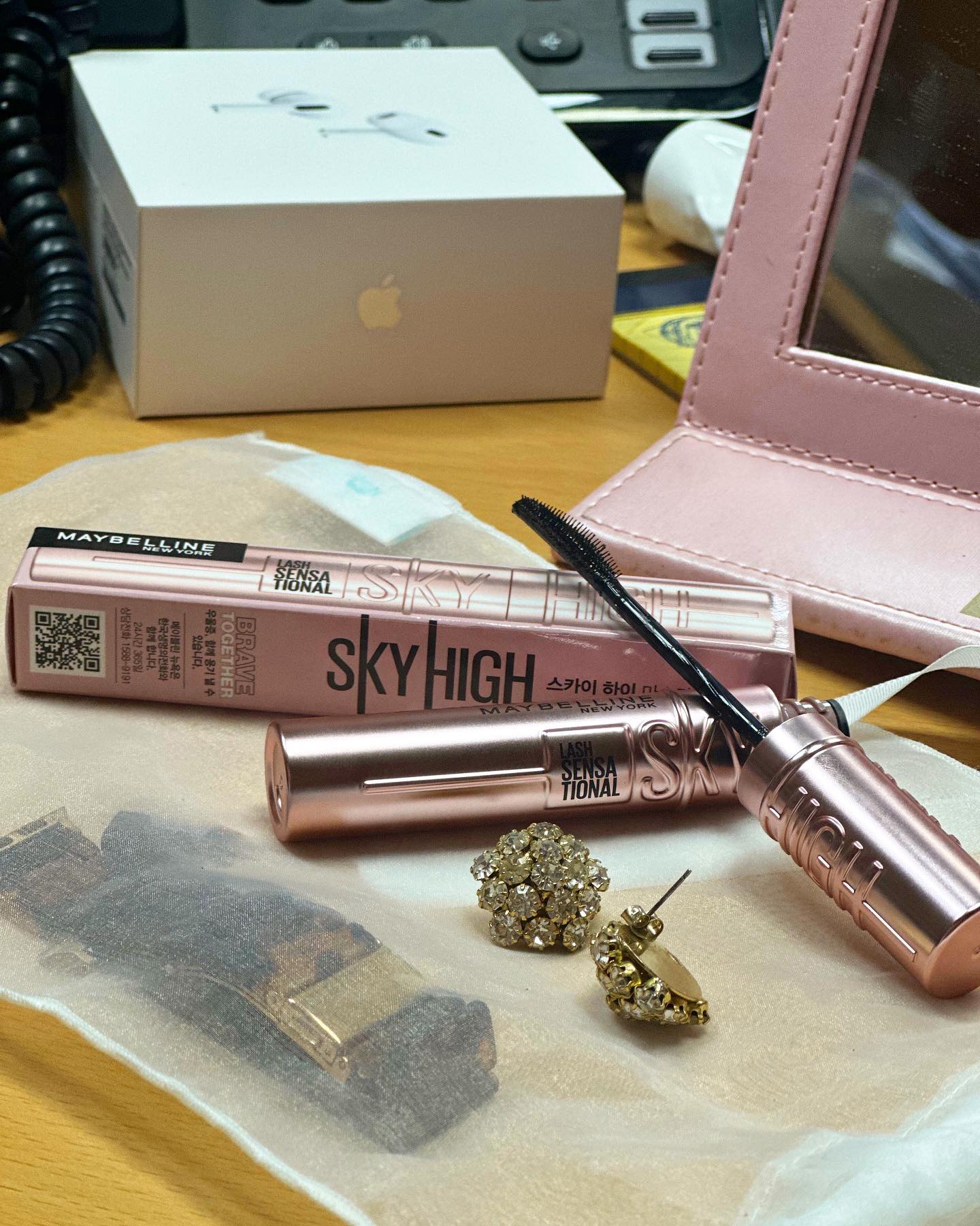한옹한올 skyhigh 깔끔하게 바짝업!
메이블린 스카이하이 마스카라🩷
꼬리빗 처럼 생겨서 슥슥 발라주면 짝짝업!

#15그램 #15그램뷰티 #15그래머 #메이블린뉴욕 #스카이하이마스카라 #워터프루프마스카라 #여름마스카라추천 #무중력마스카라 #빠짝마스카라 #워터프루프마스카라추천 #깔끔컬링 #뭉침없는마스카라  maybelline