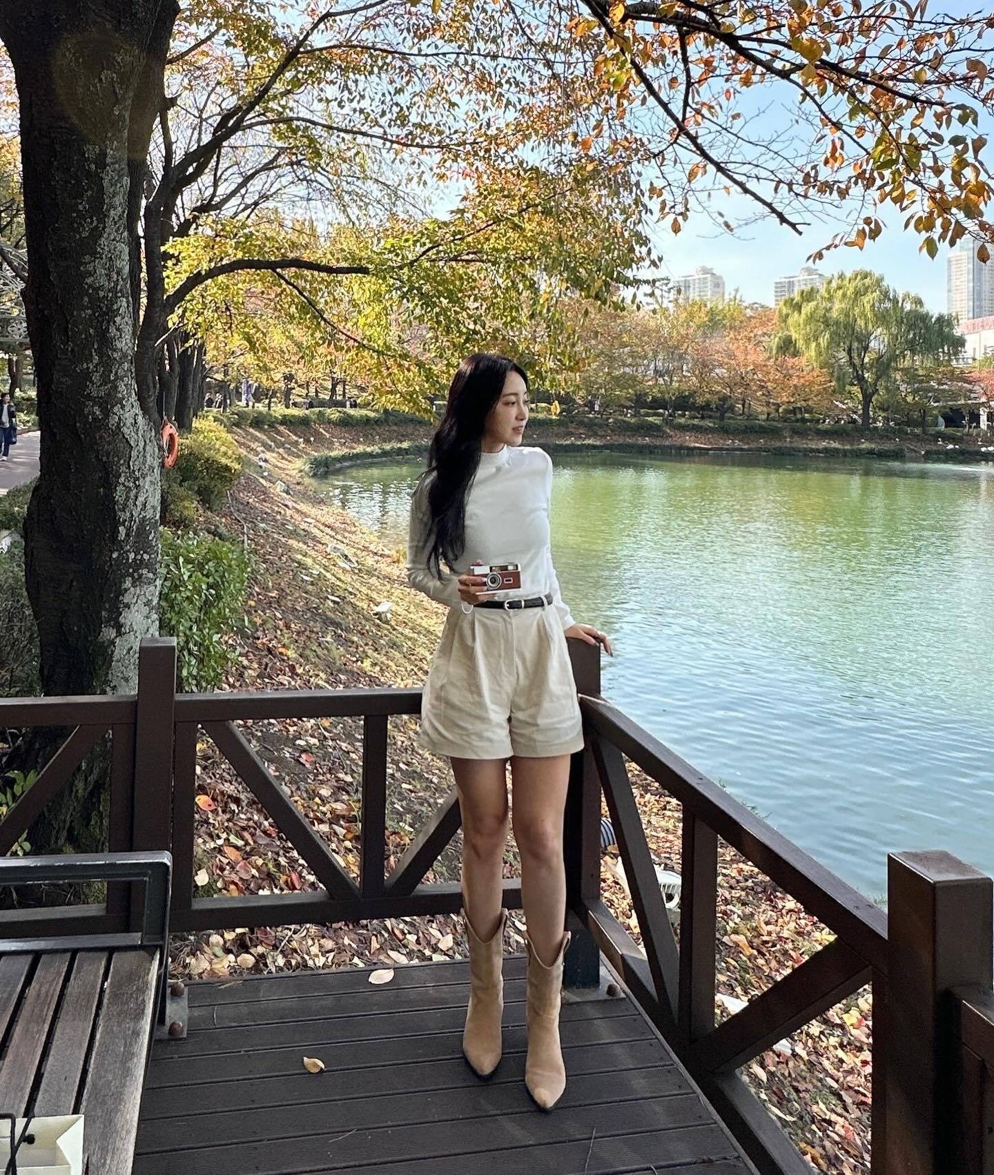 어로어 필름카메라와 함께하는 가을 🍂🤎

새로 출시 된 어로어 빈티지 필카로 단풍을 정말 담고 싶었는데
엄청난 비바람으로 얼마 안 남은 단풍.. 
그래도 가을이 끝나기 전에 담을 수 있어서 다행이야🫶🏻
부디 결과물이 만족스럽길 바라며 :) 📷 auroer_ #어로어카메라
