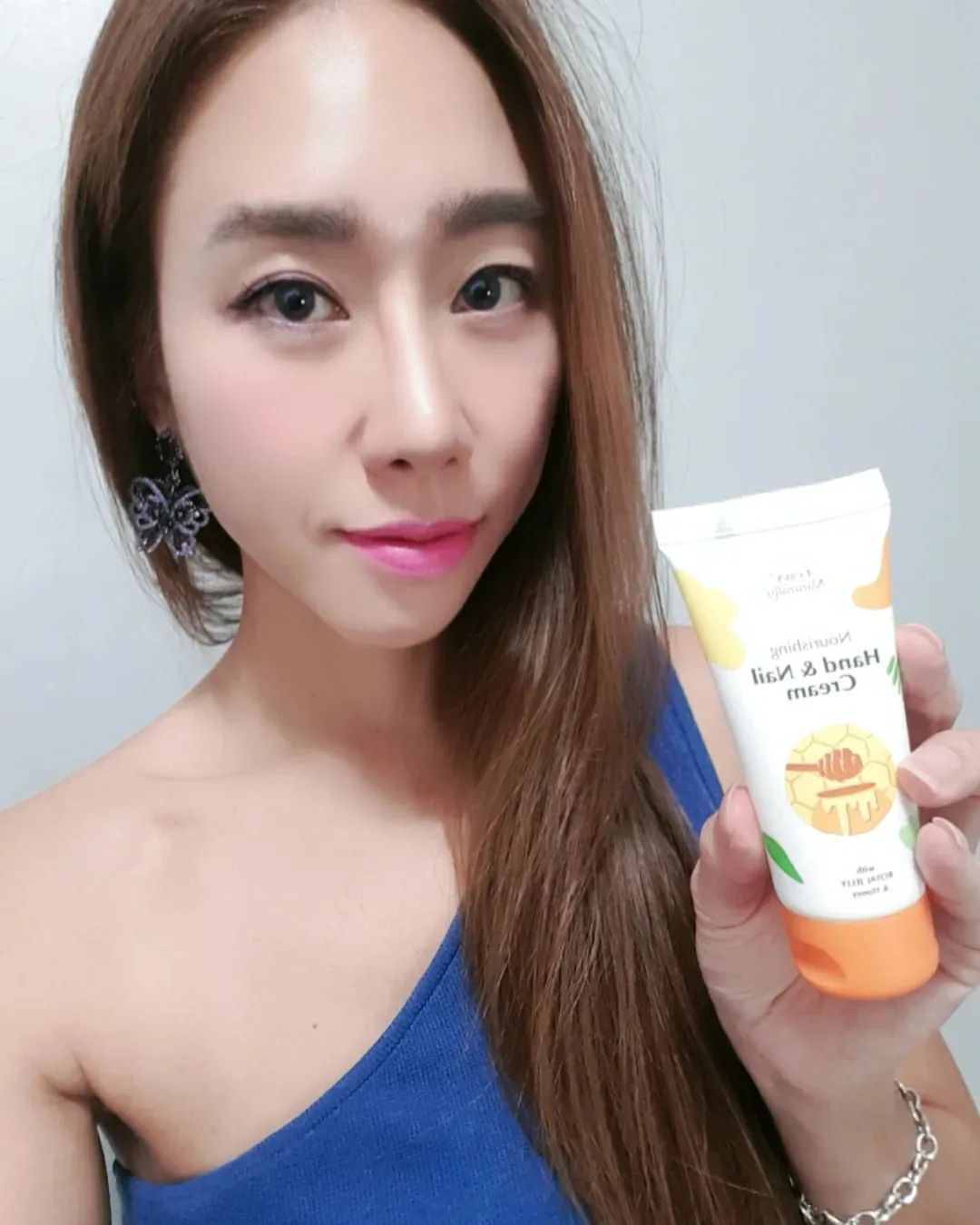#협찬 #라벤더핸드크림 #산양유핸드크림 #올리브영핸드크림 #핸드네일크림 #레이비핸드크림 #올리브영레이비 #네일크림 #핸드크림추천 #핸드로션 #퍼퓸핸드크림 #네일로션 #네일크림추천 #핸드크림선물
올리브영 바디 카테고리 인기상품 레이비 신제품
향기 넘 좋음. 엄마가 보더니 엄마친구들이 쓰는거 봤다고 함. 완전 인기템.  찬바람 나면서 손이 거칠했었는데 촉촉. 매끈해짐. 끈적이지않고 흡수 잘됨. 향수같은 향긋한 향이 오래감. 고보습 진정효과 식물유래 성분 알란토인 1000ppm 함유.#손관리#촉촉#매끈#향기