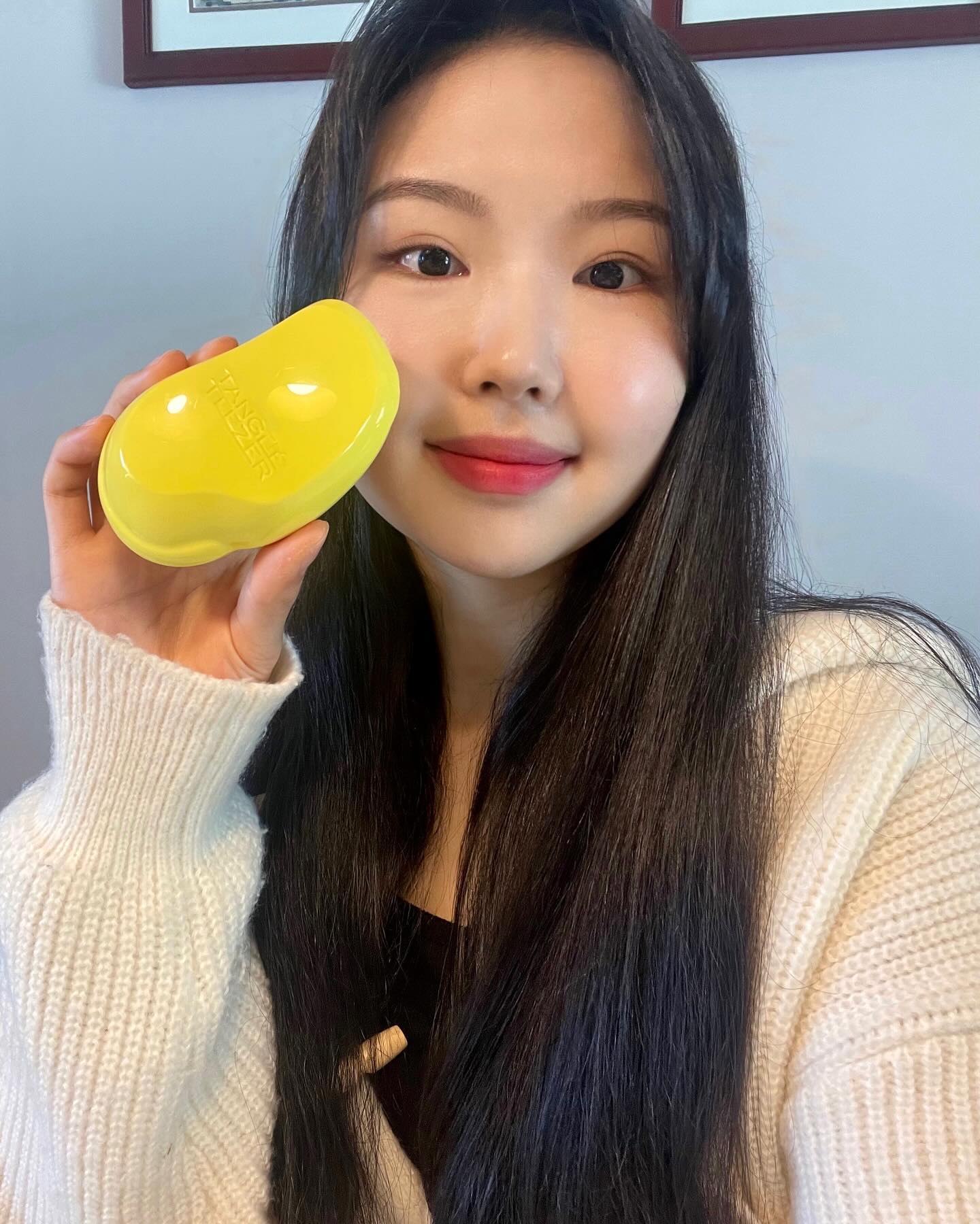 #광고
[TANGLETEEZER_오리지널 미니]

 세상에서 가장 작은 미용실👩🏻 #탱글티저 의 오리지널 디탱글링 헤어브러쉬의 기능은 그대로 담고, 사이즈는 컴팩트해진 #탱글티저미니 가 나왔어요💛 
 통통 튀는 컬러에 한손에 들어오는 포켓 사이즈로 언제 어디서든 찰랑거리는 머릿결을 경험할 수 있어요🥰
 
 저처럼 긴 머리를 빗다보면, 중간중간 엉킨부분에서 머리가 툭툭 끊어지거나 당겨져서 아프더라구요😭
 하지만 탱글티저는 특허받은 이층 브러쉬 모가 엉킨 머리는 부드럽게 풀어주고, 큐티클을 정리해줘서 모발손상 없이 차분한 헤어를 연출해준답니다💛

 젖은 모발과 마른 모발 모두 사용 가능하고, 손에 착 감기는 인체공학적 설계로 누구나 편하게 사용할 수 있어요! 15여년간 세계 75여 개국에서 5초에 1개씩 판매되고 있다는 이 꿀템,,🍯 💛 안 써본사람 없게 해주세요!!🫶🏻

🛒올리브영에서 만나보세요🛒 

-
#15그램  #15그램뷰티 #15그래머 #TANGLETEEZER #오리지널미니 #웻디탱글러 #lfl #fff #f4f #좋반 #맞팔 #소통 #인마이파우치 #헤어케어 #머릿결관리 #헤어브러쉬추천 #올리브영추천 #올리브영추천템 tangleteezer_kr