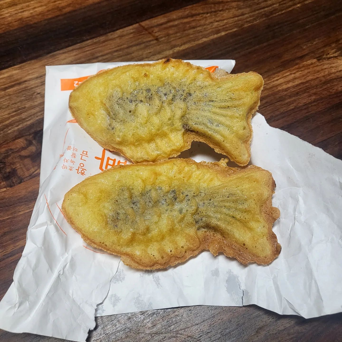 벌써 붕어빵이🎶

운동하고 가는데 상가앞에 붕어빵이 있더라구요
3개 2,000원
집 오면서 한개먹었네요

슬슬 가을이 느껴지네요
붕어빵도 보이고
긴옷도 입으니 말이죠💕

#붕어빵 #붕어빵의계절 #가을시작🍁🍂 #가을타는여자 #가을타는중