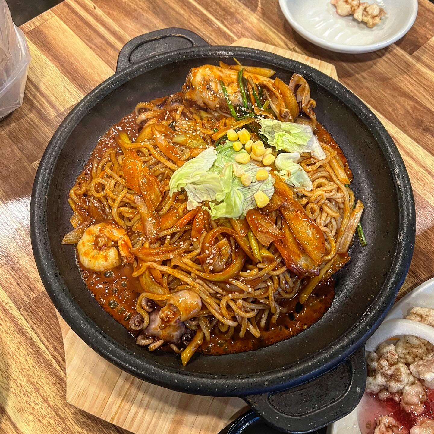 📍보문돌짜장
✔️해물돌짜장
✔️해물돌비빔짜장
✔️탕수육

돌판에 지글지글 올려주는 짜장과 비빔짬뽕 ! 
오징어와 새우 해물이 완전 푸짐하게 들어있어요 🤤🦐🦑
탕수육도 맛나구, 테이블도 많아요.
메뉴 선정 어려울 때 간단하게 한끼하기 딱 좋은 곳
지친 오늘 저녁 하루의 마무리는 쭝국요리 🍜
