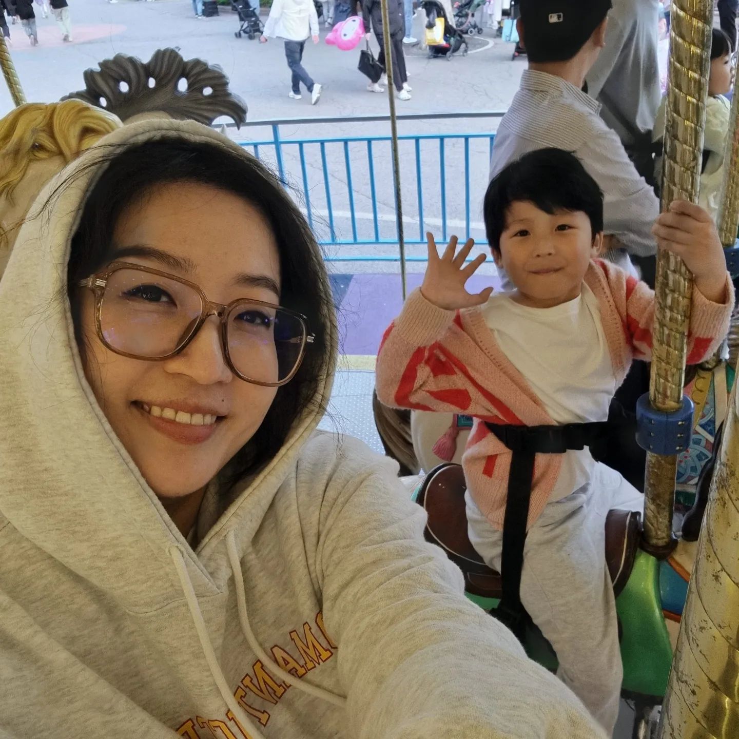 #서울랜드 

사전투표 끝내놓고 선거날 놀이공원 도전
서울랜드 다같이 처음가본 우리는 
사람들 무슨 짐이 저리 많은지 궁금했는데. .
다들 간이의자에 돗자리에 간식이며 김밥이며
바리바리 싸들고 가야하는 거였네 😆🤣

나는 공중에서도 루나패스 예약하느라. .
너무 바빴고 

그래도 
도유니는 재밌었다고 함 😁

#놀이공원 #힘들다
