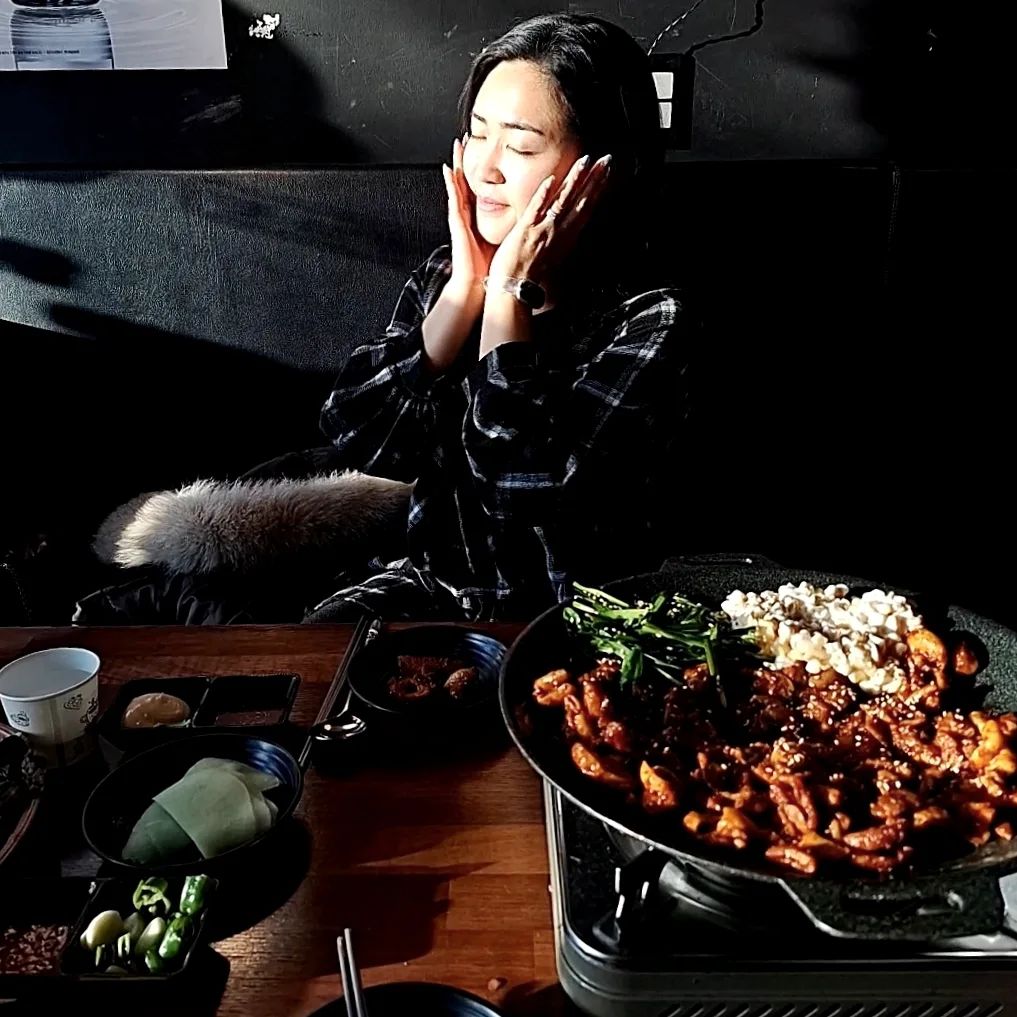 곱분이곱창 하남미사역점에 4시에 갔더니 햇빛 쨍쨍 ☺️ 옆테이블 이모야들 벌써 한잔 시원하게 말아 먹고 계시더라구요. 모듬에 치즈볶음밥 2개 먹었는데 양 너무 많았어요! 볶음밥 하나만 시키자니까 ㅋㅋㅋ 배 왕고프다더니 이럴줄 알았음😇
.
🥢 대창, 곱창, 오돌뼈 구성인 곱분이곱창 직화모둠은 2인분이고 가격은 3만원이에요. 세가지 골라 먹는 재미가 있고요. 저는 꽤 매웠는데 중독성 있는 맛! 부추도 맛있었어요.
🥢 날치알치즈볶음밥 1인분 6천원, 치즈 양 진짜 많아요.
.
#곱분이곱창하남미사역점 #미사곱창 #미사역곱창 #미사막창 #하남미사곱창 #미사역막창 #하남미사막창 #미사역야채곱창 #미사역곱창맛집 #미사역곱창집 #미사역맛집 #하남망월동맛집
.
영업 시간 * 월~일 15:30 ~ 익일 01:00
주소 * 경기도 하남시 미사강변남로 87 스타파크 1층