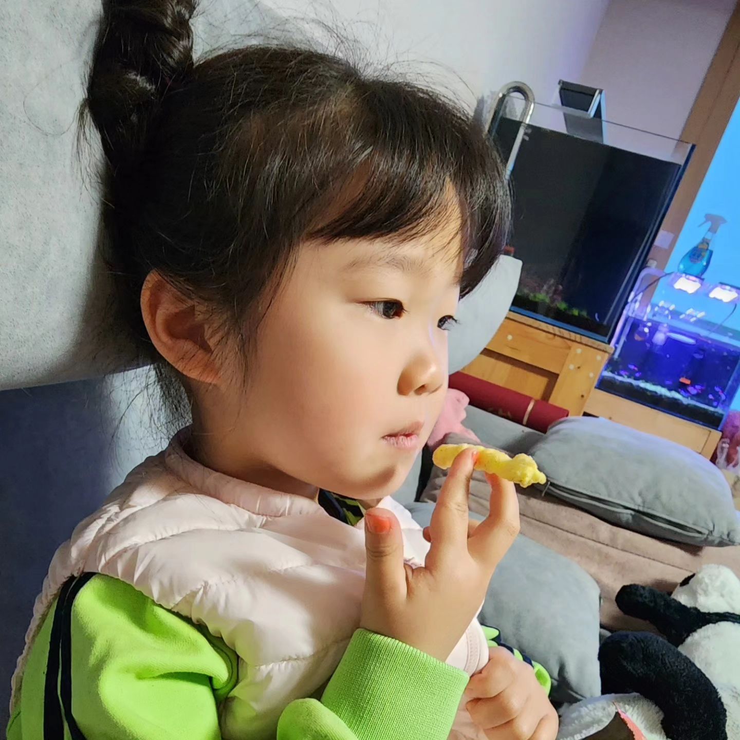 #금연 #새해맞이 금연 캠페인
둥글레와 함께 ➿️ 노담해요!

출장 가버린 남편의 부재로 겨울방학 독박 육아중💦
12월은 긴급보육 하며 출퇴근+등하원 고생길이였지만
1월 남은 방학은 친정살이에 돌입할 예정이에요.

아무쪼록 내년에도 건강하게 잘 지내보자. 그리고.. 이제 6살 되니까 육=여섯이라는거 제발 기억해줘😭

2023년 한해 마무리 잘 하시고 새해에 금연을 목표로 하시는 부모님들을 모두 응원합니다.😂🙏

모두 새해 복 많이 받으세요💕

#올해마무리 #육아일상 #연말 #육아 #독박육아 #일상 #노담 #금연캠페인 #손가락그거아니야 #과자 #치토스