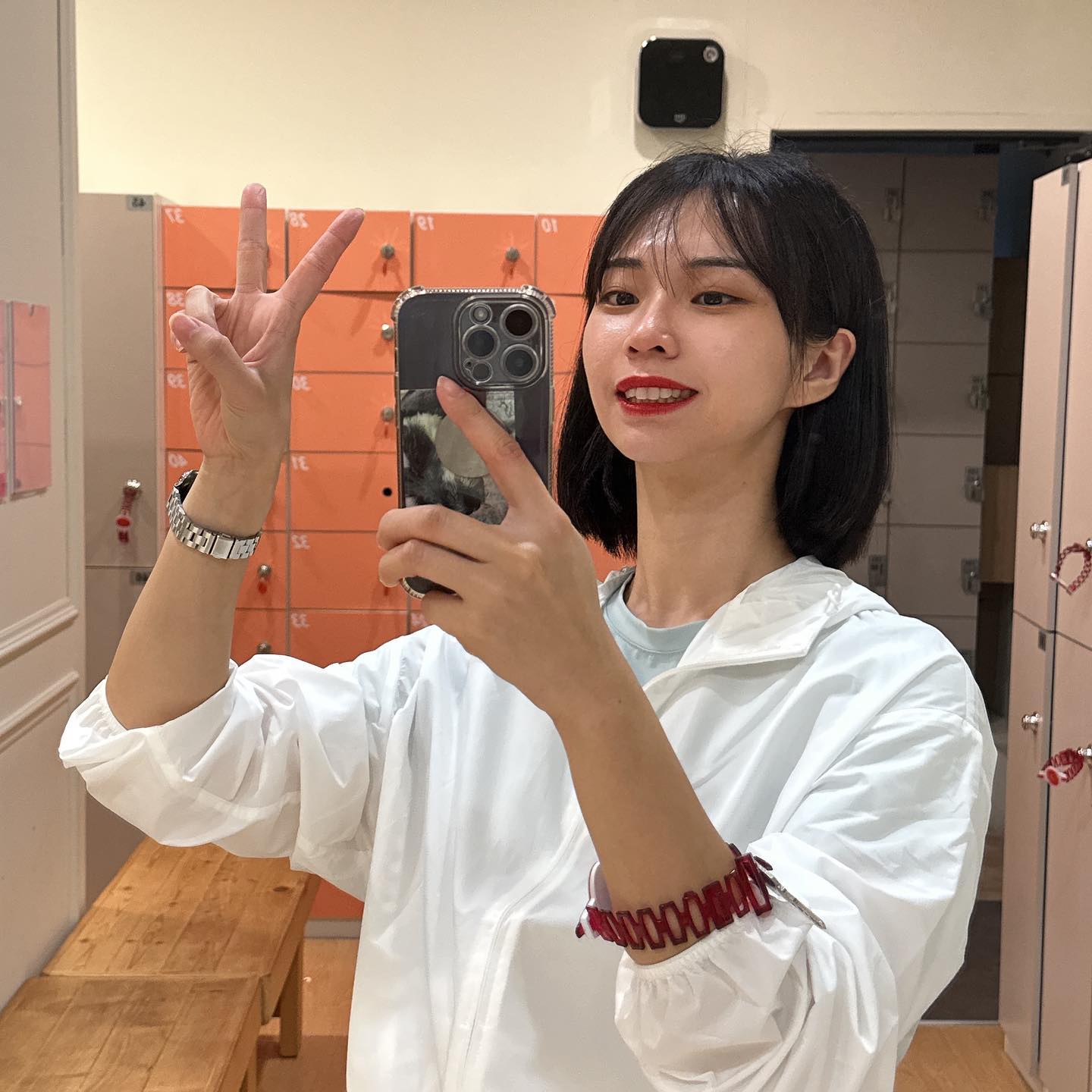 히히_오늘의 운동☺️
“내가 오늘 운동을 했던가아?”

✔️가슴/팔 피티 50분

오늘은 너무나도 냉삼이 먹구 싶었던 날
그렇기에 피티 끝나구 바로 약속을 잡아부렸습니다🙌

“저 오늘 땀 나면 안됩니다! 약속있어요!”

어이없는 트레이너 선생님
“죄송해여 하지망 저는 음식에 진심인걸요🙏”

열심히 운동한자 고기는 더더욱 맛있을 것이더
그렇기에 제대루 뿌셔보았습니다🔥

밀리지 않아도 미는 것이여 그것이 승자로다

도저히 밀리지 않는 무게였지만
눈을 뜨지도 못한 상태로 이 악물로
[가슴들고 등 붙이고]를 외치며 밀어보았습니다🤯

항상 다가오는 선택의 순간
인생은 선택들이 모인다지만 운동도 그런건가요..?

덤벨 오버헤드 익스텐션 선택의 순간
4kg*20개냐❓5kg*15개냐❓
저의 선택은 당연히 15개였습니다🔥

그리고 작렬히 전.사.

하지만 운동 후 누구보다 신나게 뛰어나가서
고기를 맛있게 구워먹구 왔습니다🙌

이 고기를 즐기기 위해서는
냉삼먹어야 해서 땀나면 안되고! 머리를 묶을 수 없다!
외칠 수 있는 뻔뻔함이 필요하답니다🫣

하지만 저는 뻔뻔하니깐
오늘두 당당하게 외쳐봅니다 #오운완