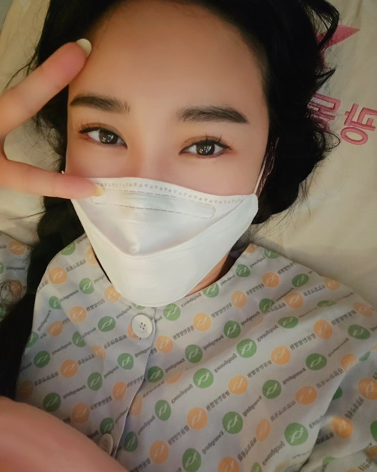 #A형독감 #아주지독함
5일만에 살아났어요😭😭소식전해유 ~

주말 2틀 기침,고열,몸살로 앓다가 결국 순천향병원 응급실....타미플루와 해열제를 맞아도 열이 안 떨어지고....처음으로 몇일을 사경을 해메다가.....

고모들 덕분에 삼성동 한방병원에 입원해서 모든 비타민과 영양제 맞고 처음으로 부황과 침치료까지 받으며 살아났어요 ~

한방과 양방치료 모두 받고 완치해서 곧 뵐께요 ~

코로나보다 더 무서운 A형독감 조심하세요🙏🏼

spyujin 고모엄마 감사합니다♡