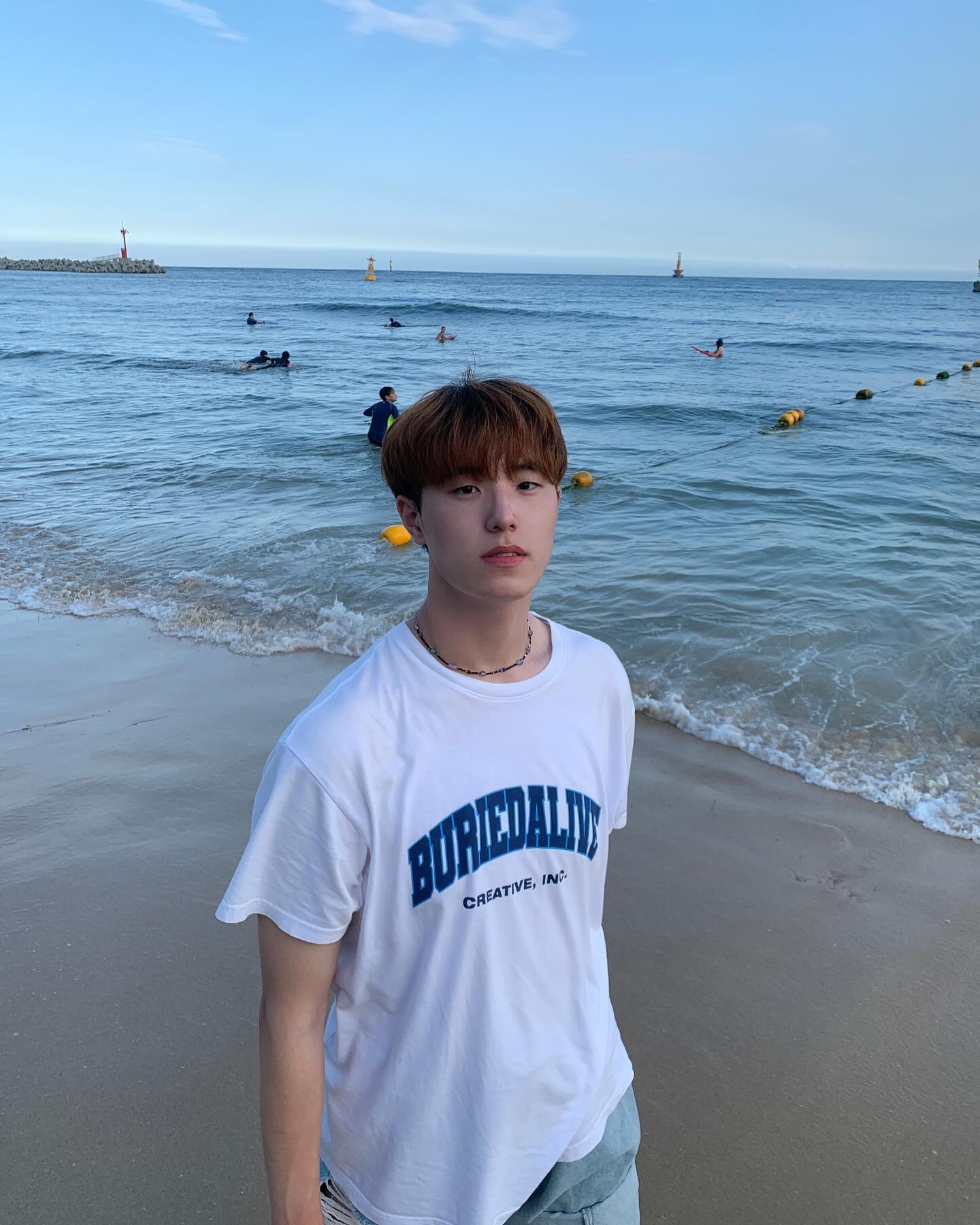[ 여름에간 바다사진 겨울에 올리는 사람 ]
