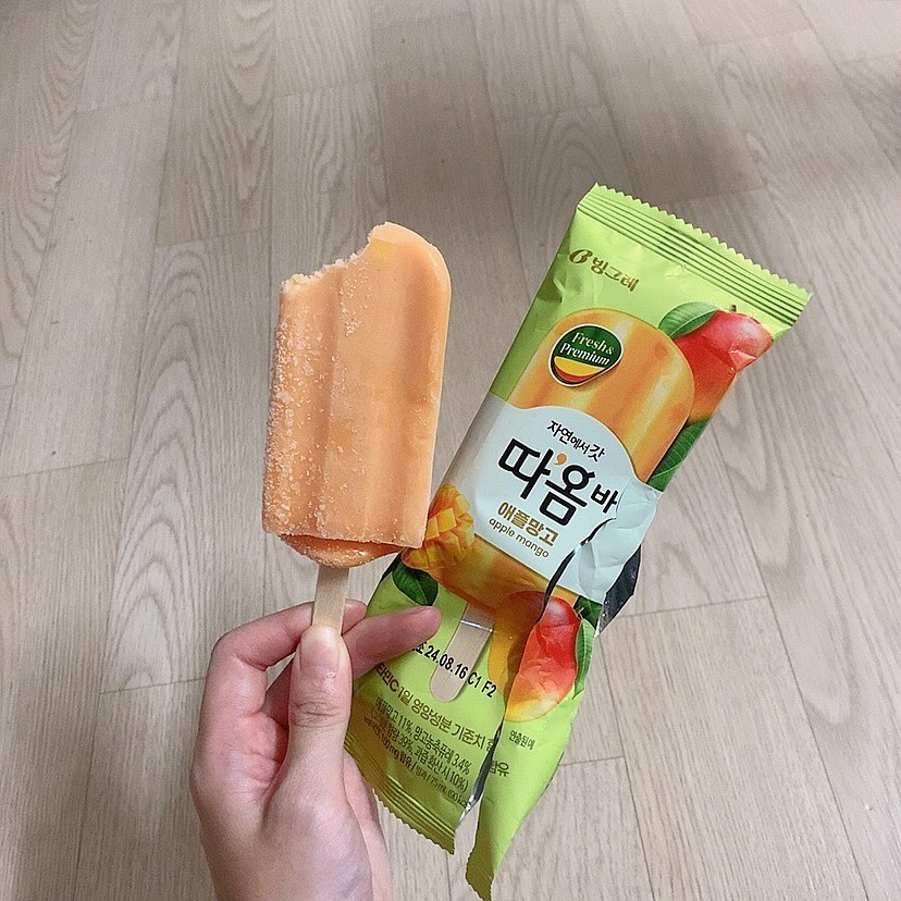 .
기진맥진한 상태로 집에 들어오자마자 한입 
예감은 틀리지 않는다
너무 맛있어 🍧
알알이 씹히는 건 뭐고

우연히 마트 갔다 보여서 사 왔는데
더 쟁여놔야지 🏂
.
.
#따옴바 #애플망고 #여기가동남아 #실제날씨도동남아
#아이스크림 #하드바 #과일아이스크림 #자연에서갓따옴