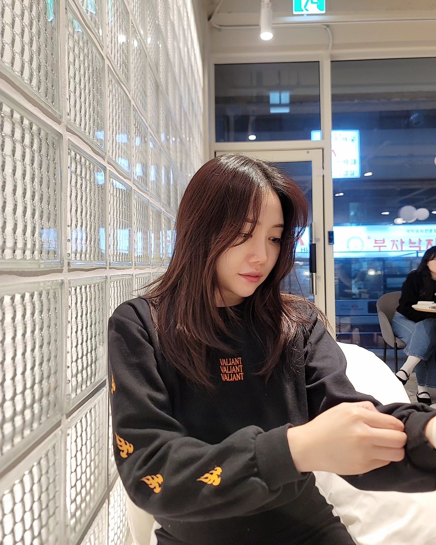 화장품도 안가져 나가서
립밤만 빌려서 바르고 다닌 날🥺
근데 요즘 나름 운동 하는데
왜 살이 더 찌는거 같짘ㅋㅋㅋㅋㅋ
슬픈 현실...
⠀
⠀
⠀
⠀
⠀
⠀
#수원카페 #셀카 #selfie #ootdfashion #오운완
#운동하는여자 (이제 이 해시태그 다시 써도 되겠넹🤭) #화요일 #뷰티스타그램 #연말 #수원역