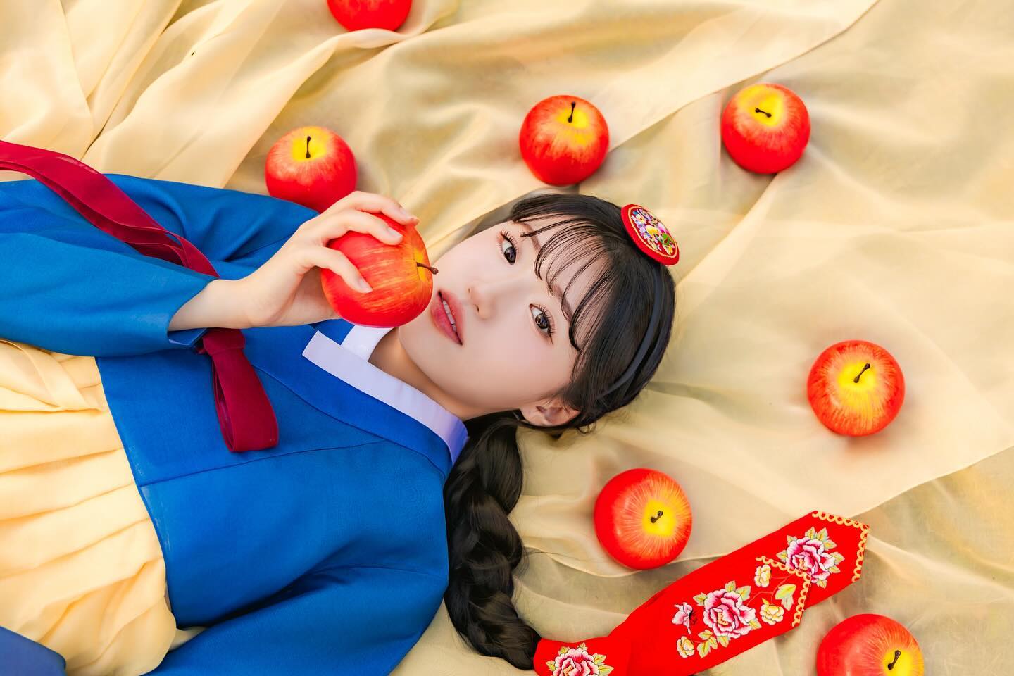 백설공주 한국ver.🍎💛💙

#한복 #한복스냅 #경복궁한복대여 #경복궁역 #백설공주 #스냅사진 #스냅모델 #스냅촬영 #스냅사진촬영 #출사 #출사모델 #페이모델 #컨셉사진 #일반인모델 #프리랜서모델 #촬영문의 #헤어메이크업 #헤메 #아이돌메이크업 #아티시차차 #협찬