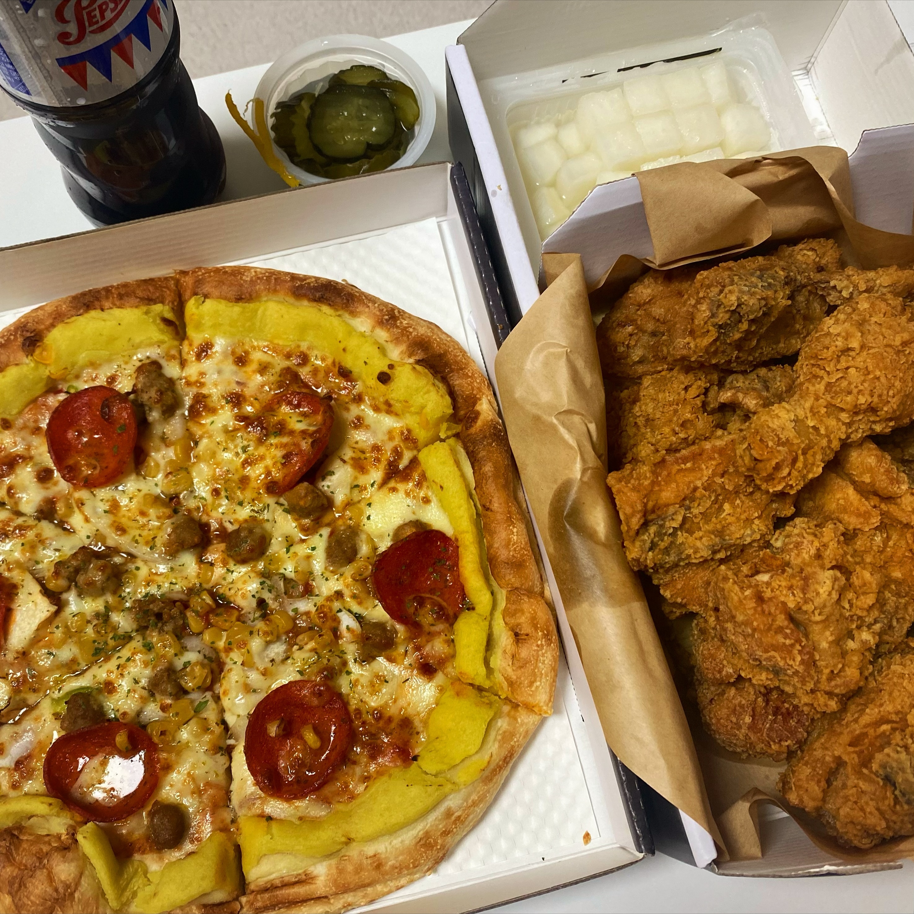#먹쭈 #배달음식추천 #덕정맛집 

피자도 먹고 싶고 치킨도 먹고 싶을 때는 #피자나라치킨공주 
치킨과 다양한 종류에 피자를 같이 먹을 수 있는 #피치세트 
가성비도 좋고 피자랑 치킨 두개다 먹고 싶을때 딱이에요

#피자나라치킨공주덕정점 #피자 #치킨 포장이 깔끔하게 와서 좋았고
치킨은 바삭하니 먹기 좋게 잘 튀겨졌고 고구마피자도 달달하니 먹을만해요

피자와 치킨을 한번에 즐길 수 있다는게 장점이고 여럿이서 먹을 때 추천드려요