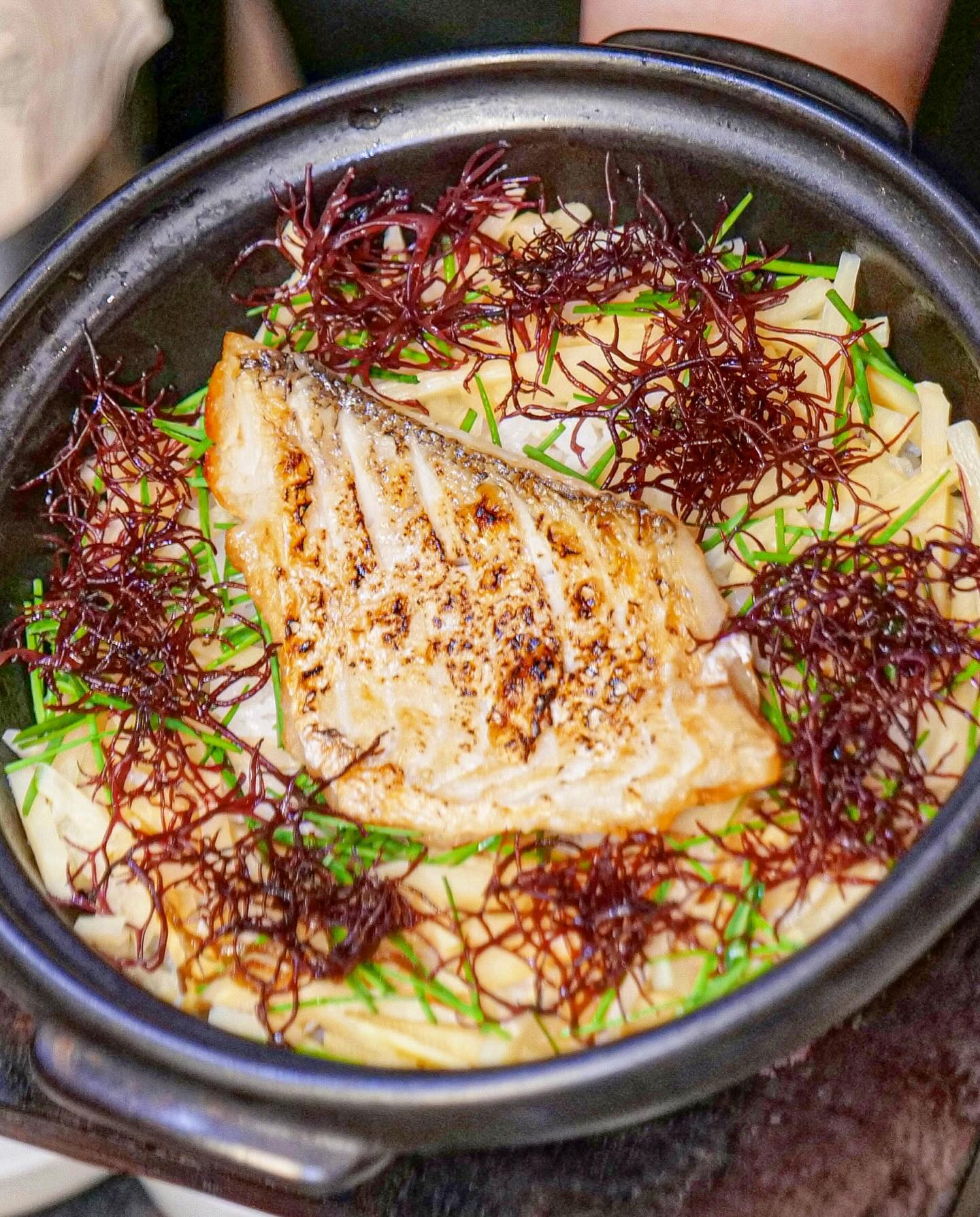 🍱 #네기실비 📍 서울 광화문
🌟 [ negi.company x @janghojoon8 x hwang.negi ]
✴️ 통영의 꽃 실비집을 고급스럽게 즐길 수 있는 한식다이닝
📅 2023-10-00(-)

▬▬▬▬▬▬▬▬▬▬▬▬▬▬▬▬▬▬▬▬▬▬▬▬▬▬▬

🏠 통영에서 나고 자란 장호준 오너셰프의 섬세한 터치와
NEGI의 색을 더해 정갈하고 깔끔한 한상을 즐길 수 있는 곳

🍽️ 오랜벗이 사는 통영이라는 도시를 참 좋아라하는데,
멀어서 자주 갈 수는 없고 네기실비에서 실비집의 추억을
고급스럽게 업그레이드 해주니 더욱 기분이 좋더군요.
공간, 인테리어, 조명, 톤&무드 까지 전부 마음에 듭니다.

#통영다찌 / #진주실비 (사천,삼천포,고성) / #마산통술

🍱 디너코스 한상차림 98000 + 단품추가
통영에서 온 제철 해산물들의 향연. 하나하나 높은 완성도.

🍱 황태튀각 / 다시마튀각 / 해초
🍱 해파리냉채 / 막회 / 갈치속젓 / 쌈채소
🍱 해산물(돌멍게/전복/개불/뿔소라)
🍱 새우머리튀김 : 씹으면 씹을수록 고소하고 달큰 짭쪼롬
🍱 잡어회모듬(방어, 농어, 삼치, 아나고, 감성돔)
🍱 민물장어구이 : 겉바속촉. 몸통꼬리 다 먹었으니 한마리.
🍱 충무김밥 : 통영보다 더 맛있다. 오징어. 오뎅. 석박지.
🍱 아롱사태수육 : 
🍱 오징어홍합전 : 방아잎의 향긋함에서 통영이 느껴지는 군요.

🍱 옥돔솥밥과 생대구지리(or 매운탕)
이렇게 맛있을 수 있나 싶은 밥과 국으로 든든하게 식사 마무리

+ 광어회 + 시라코
+ 전어구이 : 꼬소롬한 전어구이는 통으로 씹어먹으니 고소고소.

😋 좋은 식재료를 사용해서 하나하나 정성스럽게 만드시니
음식이 맛있는 것은 당연하고 양도 굉장히 넉넉합니다.

😊 워낙 깔끔하고 쾌적한 곳이고, 프라이빗한 공간덕에
중요한 모임, 약속에 참 잘 어울리는 한식 다이닝입니다.

🙏🏻 네기컴퍼니에서 운영하는 모든 식당들이 그러하듯이
❤️ 네기실비 역시 아주 만족스럽고 행복한 시간이였습니다.

▬▬▬▬▬▬▬▬▬▬▬▬▬▬▬▬▬▬▬▬▬▬▬▬▬▬▬
​
🔴ℹ️ 매장정보
🏡 네기실비 광화문
☎️ 02-512-0803
📍 서울 종로구 새문안로2길 10 디펠리스 지하1층
📍 서울 신문로2가 171
📍 5호선 광화문역 6번출구에서 541m
⏰ 월-토 11:30 - 22:00
⏰ 월-토 15:00 - 18:00 브레이크타임
⏰ 일 정기휴무 (매주 일요일)
🚗 2시간 무료 주차 가능
🔗📺🗺️ - 

▬▬▬▬▬▬▬▬▬▬▬▬▬▬▬▬▬▬▬▬▬▬▬▬▬▬▬

#네기실비박박사 #한식박박사 #광화문박박사 #덕수궁박박사
#광화문맛집 #덕수궁맛집 #서대문맛집 #서울시청맛집
#광화문회식 #광화문약속 #광화문모임 #광화문데이트
#한식맛집 #통영실비집 #해산물맛집
#박박사맛집 #웅슐랭맛집

#만수동박박사_광화문 #만수동박박사_덕수궁
#만수동박박사_한식 #만수동박박사_해산물 #만수동박박사_사시미
#만수동박박사 #쿠쿡 #CooCook #웅슐랭 🐯
​
ℹ️ Instagram : piwpiw
ℹ️ Youtube : CooCook 쿠쿡
🔗 https://www.youtube.com/c/coocook