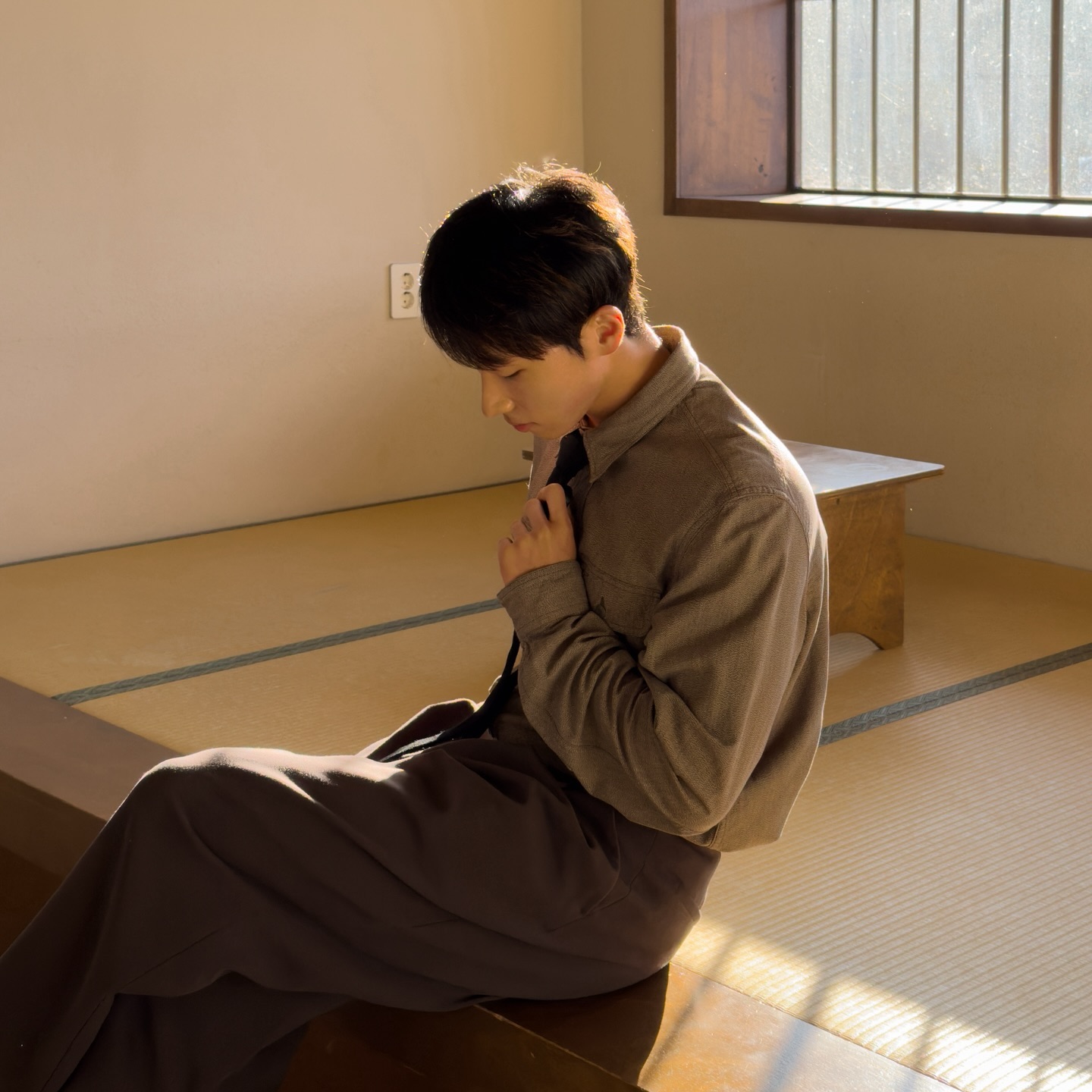 안녕하세요. 규현입니다.

한~참전에 일본갔을때 구매했던 셔츠를 이제서야 올리네요🥲

가을느낌 담아서 슬랙스에 넥타이로 마무리했습니다❗️
.
.
.
.
Top_ poloralphlauren 
Bottom_ zara 
Acc_ hatching.room