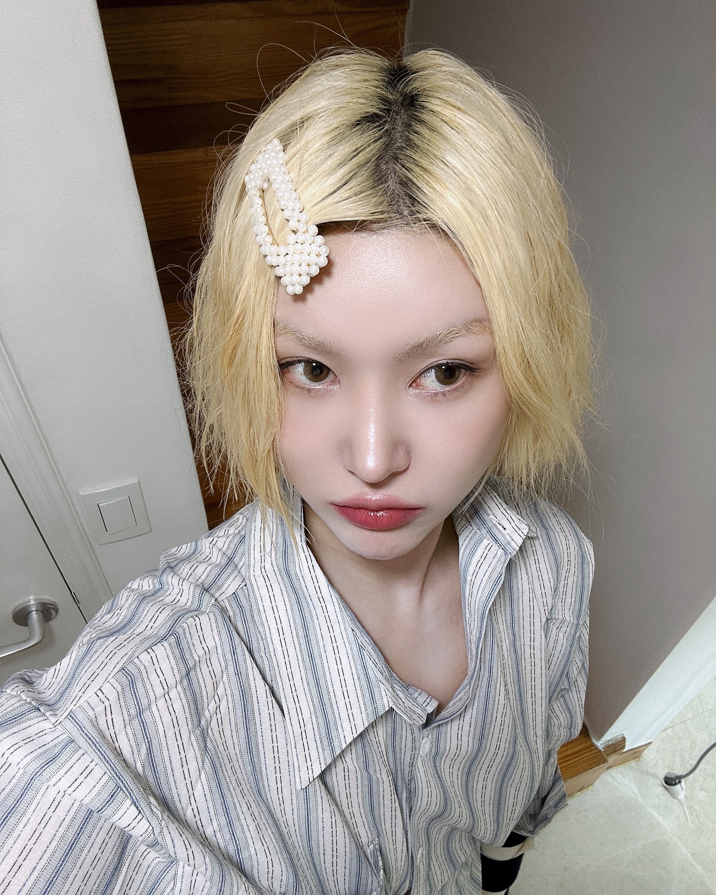 👩🏻‍🦳+🐰🪽💛✨ 
그래도 여름 가기전에 계곡물에 발은 담궈봤다는❕