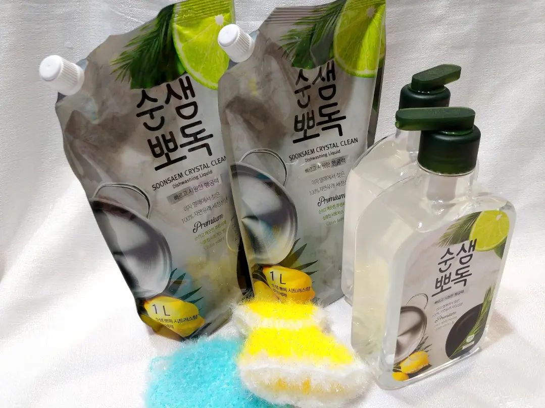 *AK Lover 제품 지원*

평상시 설거지 하고 
미끈거리면 세제 찌거기가 남는것 같아서 싫었는데
이번에 사용하는 순샘 뽀독은 
야자 열매의 자연유래 세정 성분이 함유되어 있으므로
잔류세제 부담이 줄었답니다.
또한 헹굼 부스터 기술로 빠른 세정력이 좋아서
헹굼할때도 거품이 깨끗하게 빠르게  씻겨 나가니까
물 절약도 됩니다.
참고로, 
자사 헹굼력 평가기준
물 1L당 1ml 사용으로 농축된 처방과 빠른 헹굼으로 
자사 제품보다 약 60% 물 절약되는 Real 세제
(자사 헹굼력 평가기준)

순샘 뽀독 2종으로 
깔끔한 無향과 지금 사용하고 있는 
상쾌한 시트러스 향 두가지 향이 있습니다.

매일매일 하는 설거지 시간을 줄여주면서
잔류 세제 부담도 줄어드는 주방세제 찾으신다면
순샘 뽀독을 추천합니다.

#애경 #AKLover #순샘 #뽀독 #주방세제 
#세정력 #세척력 #잔류세제 #풍성한거품 
#친환경주방세제 #순한주방세제 #순샘뽀독시트러스향 
#식기세척 #설거지템 #설거지 #설거지중 #설거지산더미