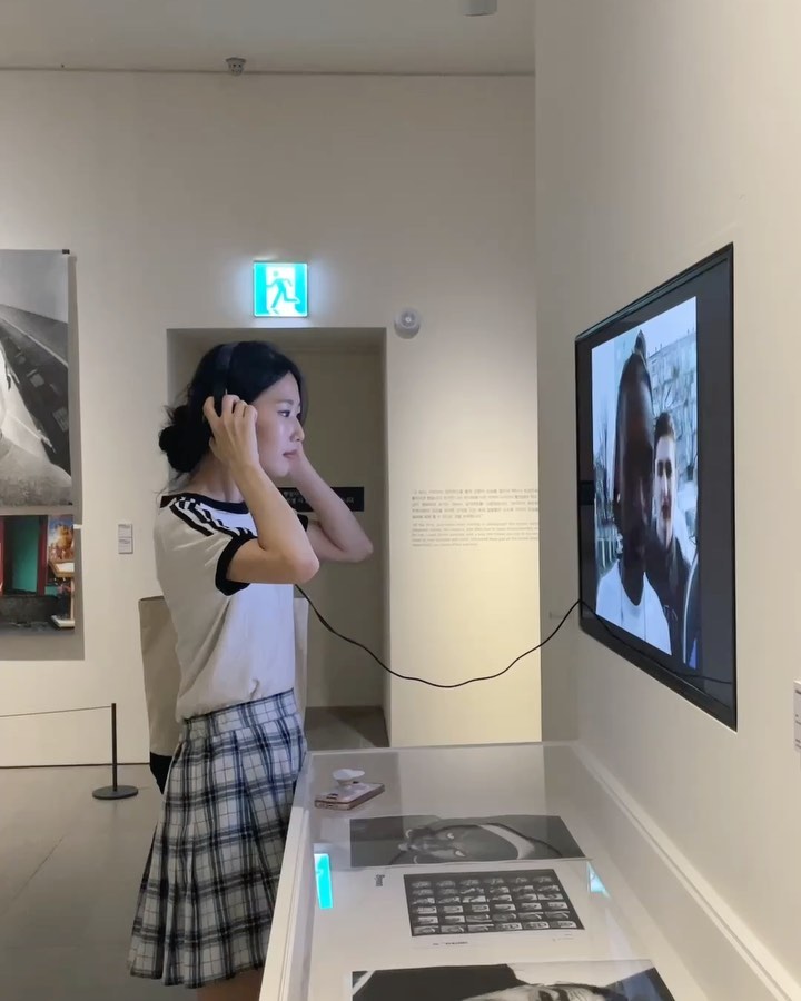#협찬

📸 발칙한 그래피티에서 시작하여, 이제는 전 세계를 캔버스로 삼아 자신의 이야기를 거리 전시 사진으로 전달하는 JR의 20년 예술 연대기 : 그의 사진은, 그가 촬영한 감각적이고 따스한 다큐멘터리 영상들과 함께 어우러져 더욱 강력한 스토리를 전달한다.

그가 선택한 주제(전쟁, 늙음, 삶, 여성 등)가 모두 내 마음에 울림이 있어, 더욱 좋은 전시였다.  규모가 생각보다 크고, 영상물도 많이 있어 사진과 영상을 좋아하는 사람이 방문해보면 좋을 것 같다.

아쉽게도 기간이 얼마 남지 않았지만, 다음주 주말 8월 6일(일)까지 롯데월드 타워 7층 롯데뮤지엄에서  하니 시간 되시는 분들은 방문해보세요 🥹 

도슨트 투어도 매일 11시, 2시, 4시 3번이나 있고, 편하게 들을 수 있도록 VIBE 어플에서 무료 오디오 도슨트도 있었다 🎧 무엇보다 이런 더운 여름에는 어디 밖에 나가는 것보다 실내가 최고라서 다음 주말 데이트코스로 추천…🥰

—
📣 뉴욕 브루클린에서 서울까지, 전세계를 캔버스로 펼치는 희망 연대기< JR : CHRONICLES> 전시가 5월 3일 롯데뮤지엄에서 개최합니다. 🙌🏻
📣 뉴욕 브루클린 미술관을 시작으로 독일 뮌헨 쿤스트할레에 이은, 아시아 최초로 선보이는 이번 전시 크로니클스 #CHRONICLES 전시는 제이알 #JR 의 20년 예술세계를 집약한 최대규모 전시로 많은 관심 부탁드립니다🙏🏻

#르뷰잉_제이알 #제이알 #크로니클스 #전시 #롯데뮤지엄 #캐논코리아 #제이알크로니클스#lottemuseum #JR #사진전시#사진전시회📷#사진전 #실내데이트추천 #실내데이트 #문화생활 

lottemuseum canonkorea