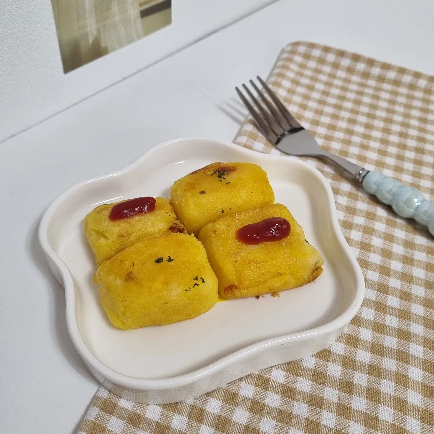 나 이제 케첩도 발라 먹는다!
(이미 치즈는 대놓고 먹는 중 흐흐)

감튀 만들다 가망 없어 보이길래
익히기 전 반죽을 도로 뭉쳐 만든 치즈 감자 떡

분명 눈 뜨고 뭉쳤는데 크기가 제각각•••이다

#치즈감자떡 #감자요리