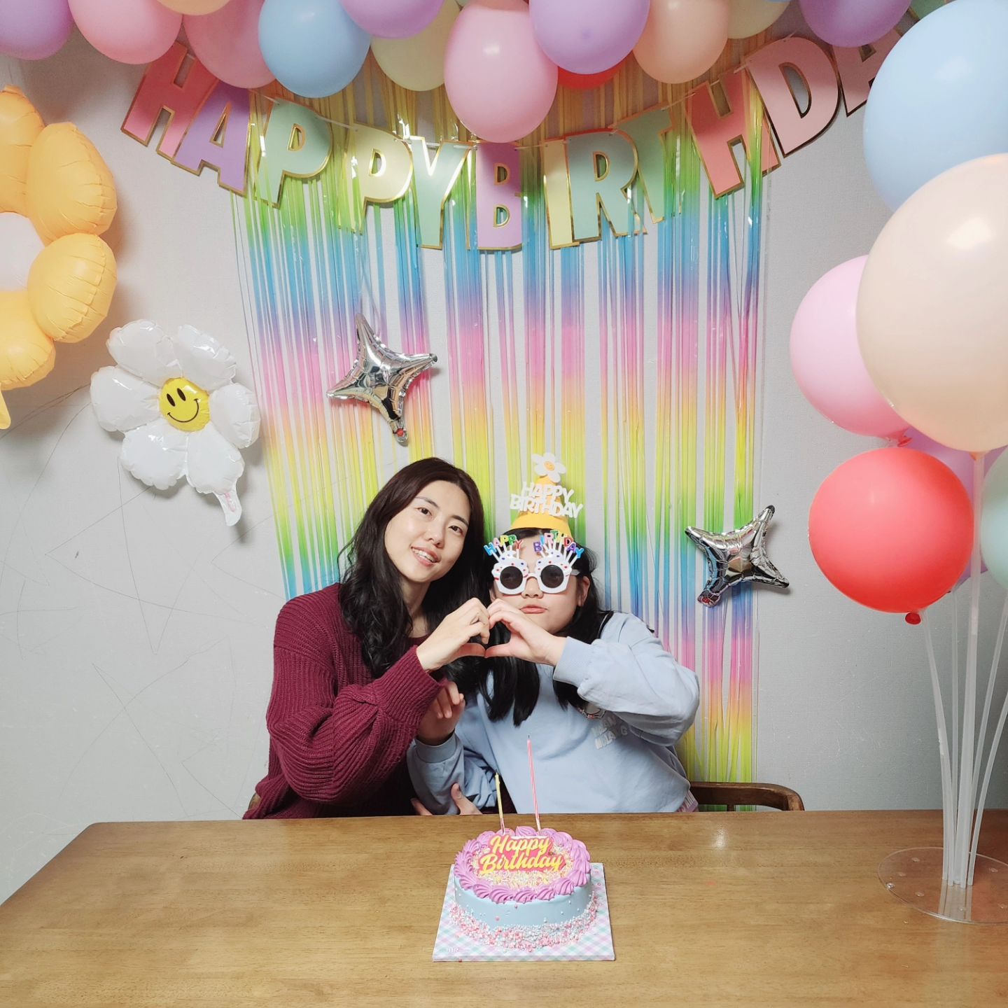 우리집 둘째 기쁨이 생일날🎂
평일이라 놀러 못가서 아쉽다고 했는데
아빠가 일찍온 덕분에
애슐리가서 저녁먹고 방탈출하고 집에와서 파티했답니다❤️
기쁨이 하고 싶은거 다했으니 즐거운 생일이었기를🙏

#생일파티 #생일 #애슐리 #도어이스케이프대전 #방탈출 #애들생일은끝