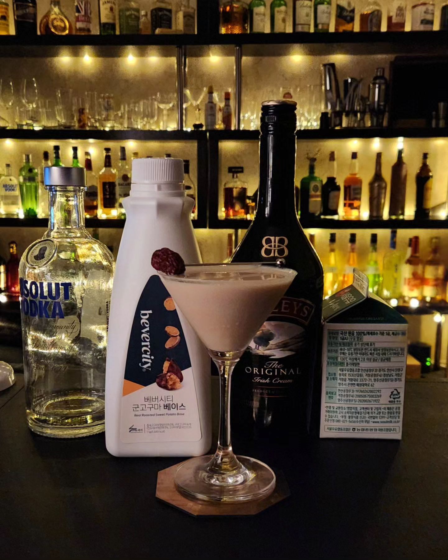 #협찬 #베버시티 고구마라떼베이스 

Gogumasm

베버시티 고구마라떼 베이스  1.5oz
Baileys  1.5oz
Milk  2oz
Vodka  1oz
Garnish : Jujube

오늘은 '오르가즘'의 아마레또의 향과 커피의 맛을 고구마로 재해석한 창작 칵테일 '고구마즘' 을 소개합니다. 오르가즘을 너무 달아서 못먹었거나, 인위적인 향이 살짝 나서 못먹은 사람도 한국인 입맛에 맞춘 이 베이스로 맛있게 만들어 먹을 수 있게 비율을 만들어봤습니다😊

마지막엔 베일리스의 비율을 조금 줄이고 롱드링크버전으로 용량을 높여 깔루아를 부어먹었습니다. 아메리카노처럼 커피를 부어주는거 보며 눈으로도 취했습니다. 

가니쉬로 대추를 올려봤습니다. 이번 창작칵테일 준비하면서 가장 많이 고민해본 친구인데, 신기하게 이 칵테일이랑 같이 씹어도 괜찮더라고요😎

카페에서 젤 많이 시켜먹는 메뉴인 고구마라떼를 집에서 만들어 먹을 수 있었다니... 홈카페기업 석박사님들 너무 고맙습니다🙇‍♂️🙇‍♂️ 

#칵테일레시피 #창작요리 #창작칵테일 #홈텐딩 #홈텐더 #바텐더 #홈카페 #바리스타 #칵테일추천 #오르가즘칵테일 #카페메뉴추천 #커피추천 #고구마라떼 #고구마 #세미기업 #베버시티마켓 #hometending #homecafe #hometender #bartender #whiskey #cocktailrecipe #orgasmcocktail #bevercitymarket #sweetpotato