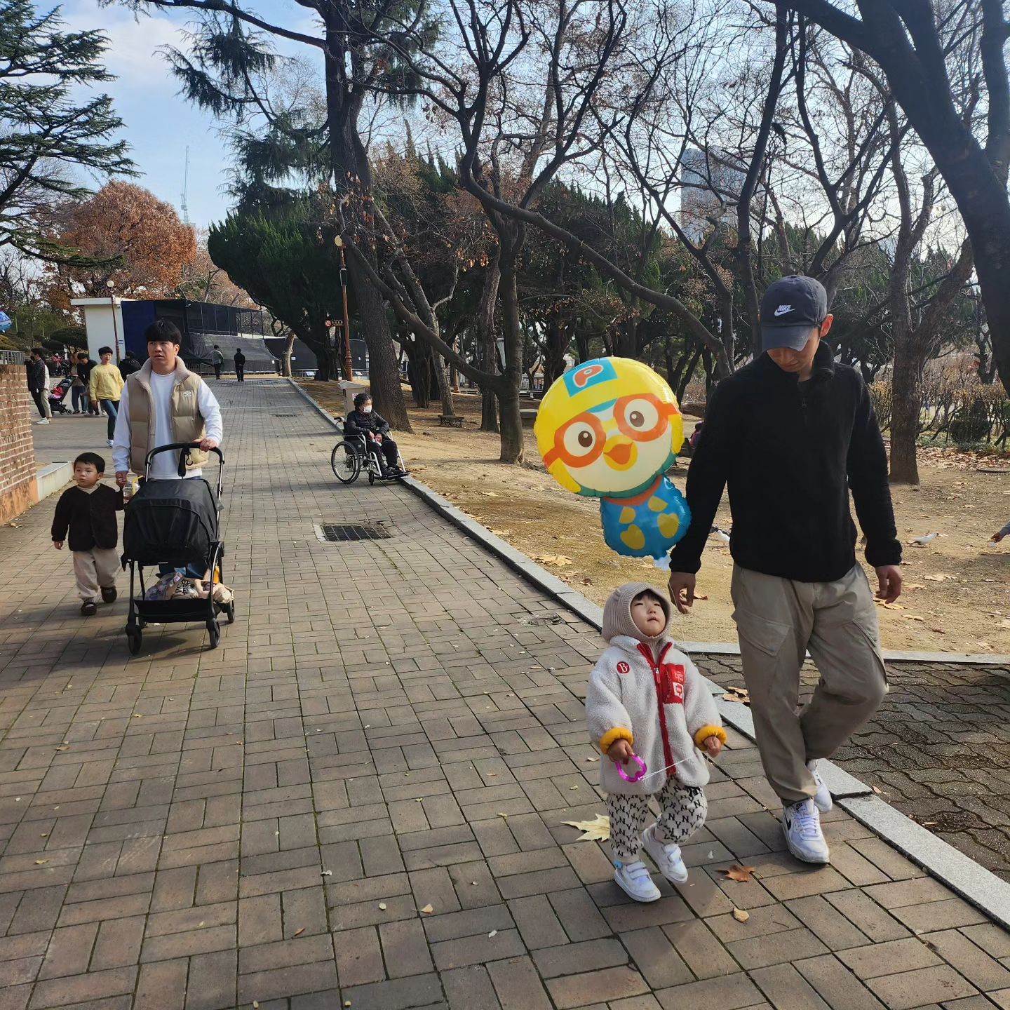 2024.12.10 일요일

급 달성공원 나들이!
채이는 동물보다 뽀로로 풍선이 더 좋아했다는....🤣
풍선 12000원 실화냐구..😡
그래도 채이가 좋아하니 아빠는 만족!😆
임산부 엄마는 배가 아파서 유모차 붙잡고 걸었...🫥
그래도 채이랑 자주 추억쌓아야징😍