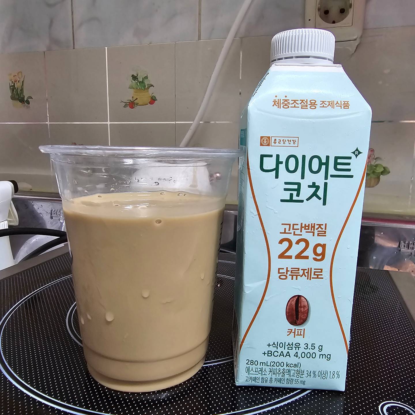 요즘 진짜 제일 열심히 먹고 있는 거..^^ 나의 야근 메이트 한끼..ㅎ..
✌️일단 고단백질이라서 마음에 들고 당류제로라서 더 마음에 드는데
커피맛이라서 진짜 매일 매일 먹는듕.. 까먹지않기 위해 남겨본다이🫶
필수아미노산도 9종이나 들어있어서 완조니 딱 내서타일~~~
파란색 커피맛만 있는거 아니고 분홍색 초코맛도 있어서 더 좋아🩷
#다이어트코치 #체중조절음료 #다이어트한끼챌린지 dietcoach_gym