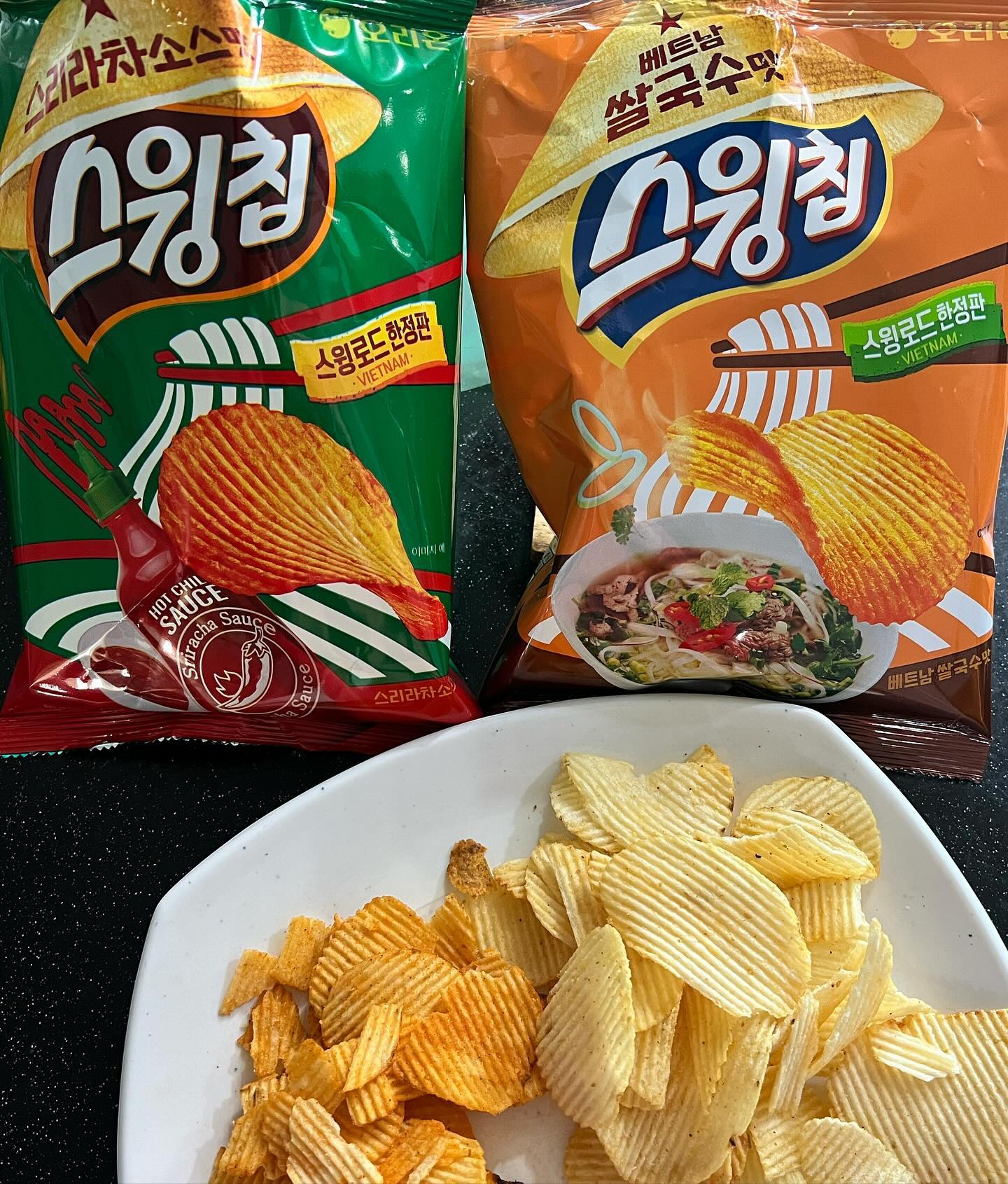 맛도리 감자칩 출시🥔🇻🇳#오리온 #제품협찬
출시 전부터 기대 가득했는데 역시 맛있다

🌶️🍜
#스리라차소스 맛
사실 먹기 전에 걱정을 했는데
베트남쌀국수맛보다 더 내 취향🌶️
감자칩에 스리라차 소스 찍어먹는 느낌

#베트남쌀국수 맛
과자봉지 까자마자 쌀국수 향!! 
그 특유의 동남아 스타일이 잘 느껴지는 과자!!
맛은 담백해서 스리라차소스맛이랑 섞어먹으니 궁합이 좋다🍜