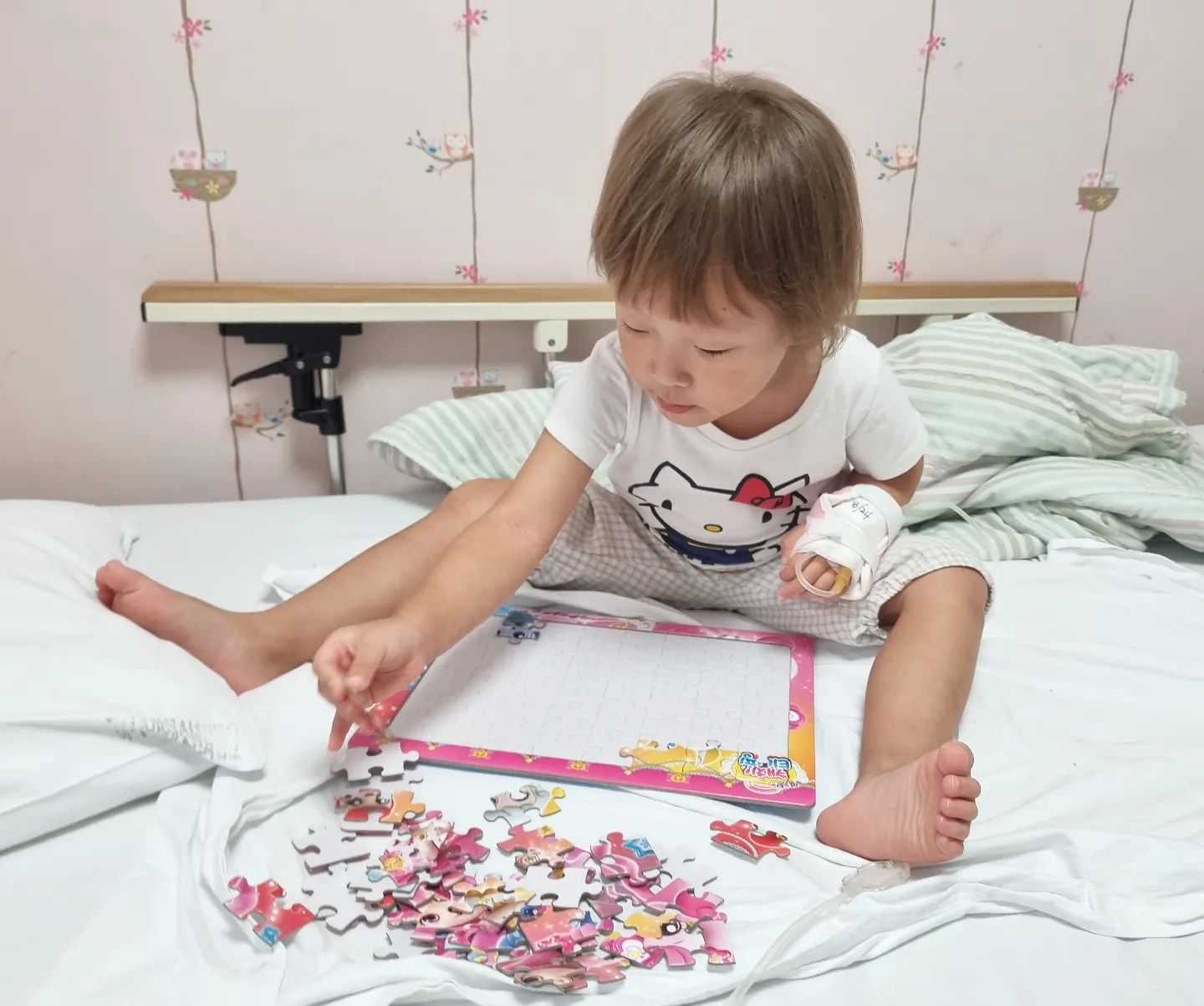 매일 똑같은 그 지긋지긋한 일상에 대한 고마움과 그리움

설마설마 하던 봄봄이의 입원
입원전부터 열나기 시작했으니 정확히 5일만에 드디어 열이 잡히는 듯하다.
아침에 먹은 해열제 이후 저녁까지 37도후반 유지하더이 37도초반으로 내려오고 있네

그 기간동안 해열제 먹고 해열주사 놓고 몇일째 시간마다 오르는 열에도 해열제랑 주사를 기다려야 해서 참 그게 힘들었는데 열이 점점 내리는것 같으니 퇴원하려나 기대감 뿜뿜
정말 열나는 기간동안 시간마다 계속해서 약먹고 주사놓고 하..
참 힘들었다

그나저나 봄봄이 데리고 입원해서 내내 같이 있다가 어제 하루 교대해준 신랑, 피곤할것 같아 오지 말라고 했지만 늦게라도 와주었고 괜찮다 했지만 병원밖을 나가니 콧노래가 절로 나오고 그냥 우리집이 세상 너무나 힐링힐링 하우스로구나! 못했던 집안일이 더 하고 싶었을 정도

그렇게 지겹다 하는 그 일이 못하게 되니 또 아무일없이 매번 하는 그일이 참 소중하게 느껴진다. 오늘 저녁엔 봄봄이가 자기전에 하나님께 집에 가고 싶어요 하고 기도한다. 내가 들어도 너무나 안쓰러웠는데 우리 하나님이 들으시기에도 안쓰러워 내일은 뿅 하고 바로 집으로 가면 좋겠다~

어쨌든 이렇게 일상의 고마움과 기쁨을 느끼는구나
봄봄이 이제 그만 아프자
#집에가고싶어요

#올해두번째입원 #아데노바이러스 #나아직괜찮은거맞나 #퇴원하고싶어요 #열내리니나도좀살만하다 #아프지마울애기 #소아과입원
#퍼즐로그나마잘버텼어 #내내영상중퍼즐