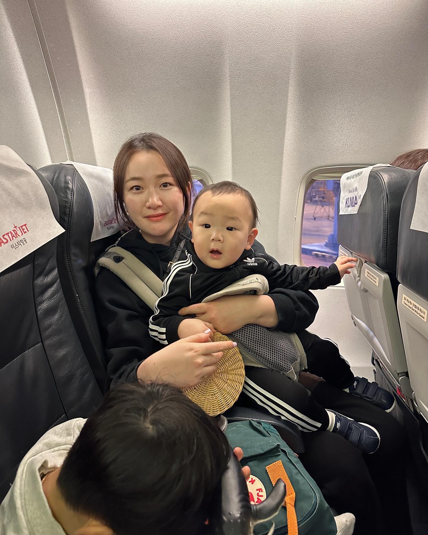 #태국여행 출발 🇹🇭⠀⠀⠀⠀⠀⠀
⠀⠀⠀⠀⠀⠀
첫 가족여행 자유일정 짜는거 힘들어서 패키지예약해서 다녀왔습니다:-) 
어른, 아이들 니즈를 모두 만족 시킬 수 있는 일정으로 예약 🏷️⠀⠀⠀⠀⠀⠀
⠀⠀⠀⠀⠀⠀
장점은 구경할게 많다 / 단점은 여유가없다⠀⠀⠀⠀⠀⠀
그래도 아이들이 너무 잘 따라다녀주고 좋아해줘서 다행😮‍💨⠀⠀⠀⠀⠀⠀
⠀⠀⠀⠀⠀⠀
▫️오후 비행기타고 태국으로 출발 
이스타항공은 기내식이 따로 없어서 미리 예약했음
(비빔밥이 제일 맛있었어요🤟🏻)⠀

▫️6시간 비행을 위해 넷플릭스에서 영상 다운〰️
다행히 훈이가 6시간동안 울지도 않고 매우 잘 놀아줬음✊🏻
⠀⠀⠀⠀⠀⠀
▫태국시간으로 11시45분쯤 호텔 도착 - 씻고 바로 기절
⠀⠀⠀⠀⠀⠀
다음날 일어났더니 ....... 건이 눈이 퉁퉁부어서 난리
모기가 건이만 여기저기 10방 물어놓음🦟⠀⠀⠀⠀⠀
🤯🤯🤯🤯 정신없이 여행을 시작해봅니다〰️⠀⠀⠀⠀⠀⠀
.
.
#태국 #adidasthailand