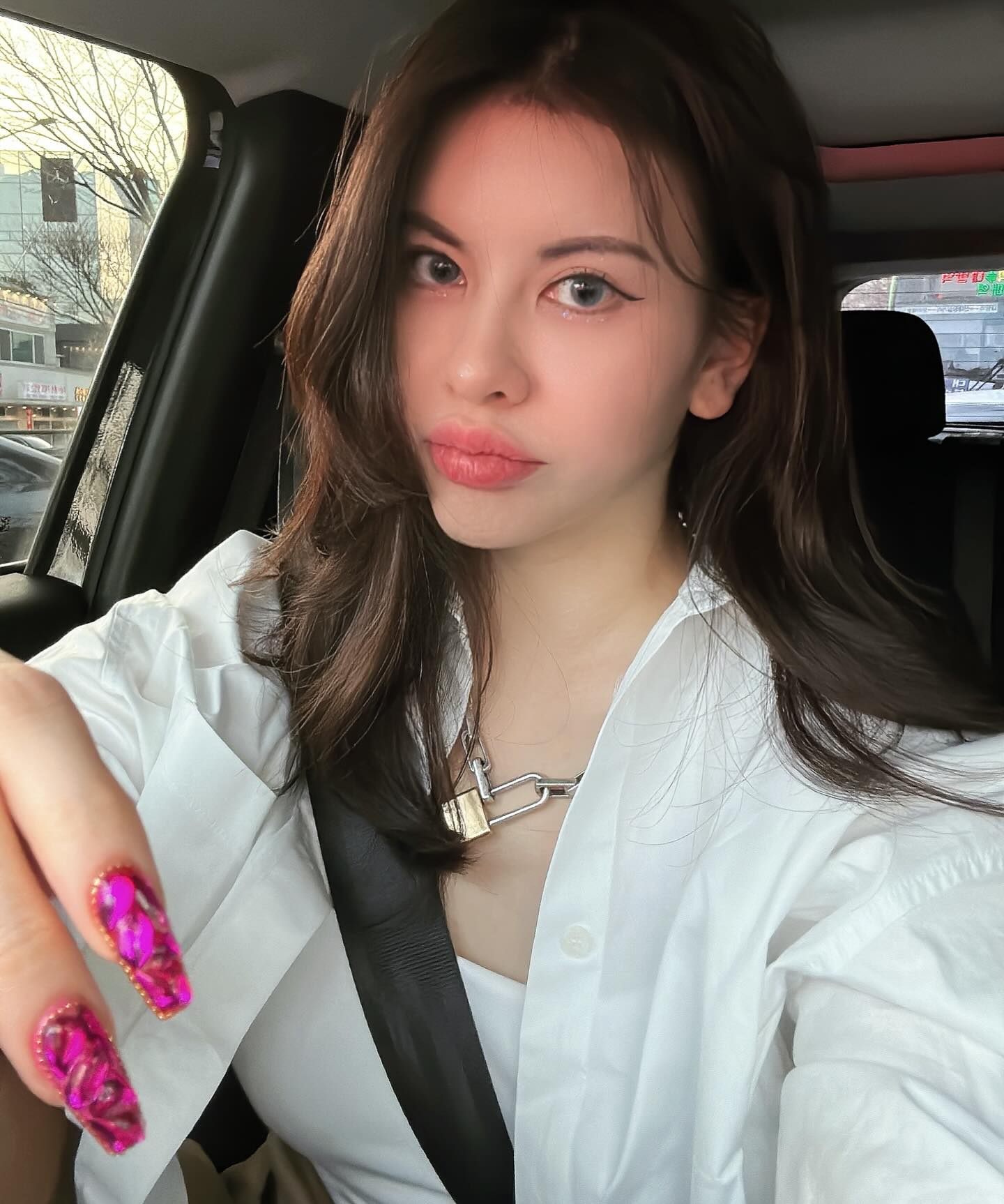 오랜만에 또 다들 만나구 엘라는 너무 예뻐뀨...
흐드러진 꽃 사이로 영원한 사랑을 고백하는 두 남녀
너무 로맨틱했다.. 다음은 세라일까 아니면 제인일까
AI로 가짜 청첩장만들어서 성대하게 술자리 만들까..
몇개월 극심한 스트레스로 대인기피오다가
대표님도 보구 넥플도 다녀오고 결혼식도 갔다오니
기분이 한결 나아졌다 
내 스트레스의 주범이던 썩은 음식물쓰레기찌꺼기를
처리하는데에 1분도 걸리지않을 것을 알면서
혼자 해결하려던 내가 바보지 하하
오늘의 일기 끝