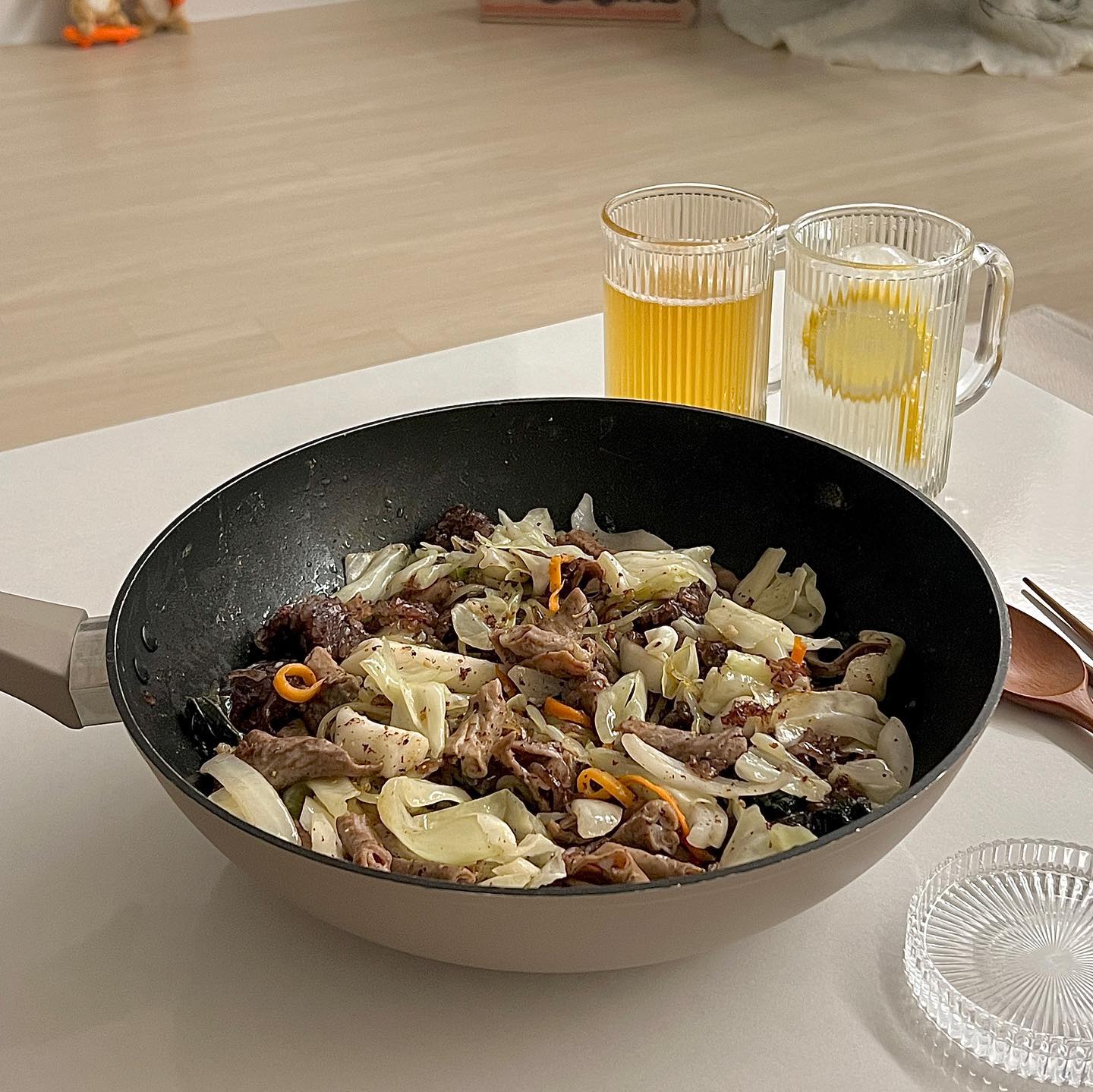 ⠀⠀⠀⠀
📍하율푸드 백순대곱창볶음
⠀⠀⠀⠀
친구들 신림 살던 시절 백순대볶음 사진 보고
너무 맛있어 보여서 먹어보고 싶었는데
택배로 집에서 편하게 만들어 먹을 수 있다니
세상 너모 좋아졌네 ‧˚₊*̥(* ⁰̷̴͈꒨⁰̷̴͈)‧˚₊*̥

만들다 보니 쫄면이 살짝 눌러붙었는데 오히려 조아!
소스가 녹진하게 스며들어서 더 맛있어유 ..
살짝 눌어붙게 먹는 거 추천 ㅋㅋㅋㅋ
⠀⠀⠀⠀
곱창이 깨끗이 손질되어 있어서 잡내 하나도 없고
질기지 않고 부드러워서 먹기 좋았음!

집에서 택배로 매장 맛 그대로 즐길 수 있는
하율푸드 백순대곱창볶음 추천해오!
집들이 음식으로 내놔도 손색없을 듯 ꒰⍢꒱ ༘*

+ 구매정보는 프로필에서 확인하세오✨
[백순대곱창볶음 1200g(2-3인분) 최저가 17,500원]

⠀⠀⠀⠀
#하율푸드 #백순대 #백순대곱창볶음 #스타일씨 #순대곱창
#백순대볶음 #신림맛집 #백순대볶음밀키트 #백순대볶음택배
