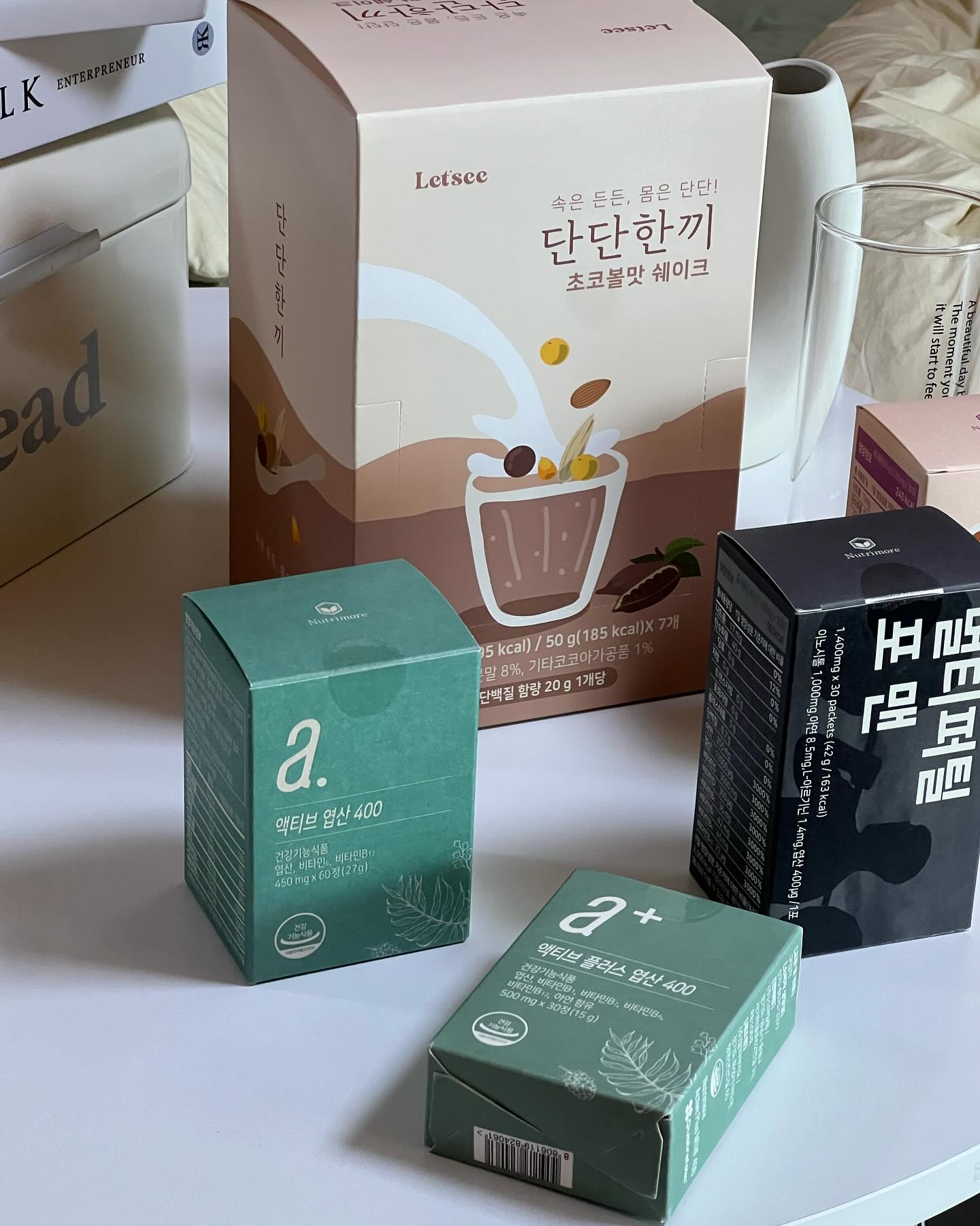 제품제공• #뉴트리모어서포터즈
이번에 도착한 알찬 구성의 영양제들💚
이중에서 추천하는 제품은 ‘액티브플러스엽산400’
임신준비 하시는분들에게 추천하는 제품이에요. 

엽산을 선택할 때 가장 중요한 부분은 ’흡수율‘인데 제대로 된 활성 엽산을 구입해 먹는걸 추천해요.
특히 활성엽산으로 선택하셔야해요.

📌엽산이 왜 중요할까?
엽산은 태아의 신경관 형성에도
중요한 역할을 하는만큼 임산부들이 꼭 챙겨먹어야하는 영양제예요.

📌엽산 복용시기는?
엽산 복용시기는 임신 3개월부터전부터 임신 12주차까지 꾸준하게 복용해줘야하는데
남편도 함께 복용해줘야 좋아요! 

모두 건강하게 영양제 챙겨먹어요🤎
서포터즈 활동 기간에 ‘단단한끼 쉐이크’ 이벤트도 
11월에 진행할 예정이니 많이 참여해주세요😊

—————————————————————
🏷️ nutrimore_official
#활성엽산 #뉴트리모어 #임신준비엽산 #임산부엽산 #엽산400 #활성엽산400 #엽산추천 #4세대활성엽산 #엽산 #임산부영양제 #활성형엽산 #임신선물 #임산부선물 #임신 #임신준비 #임산부