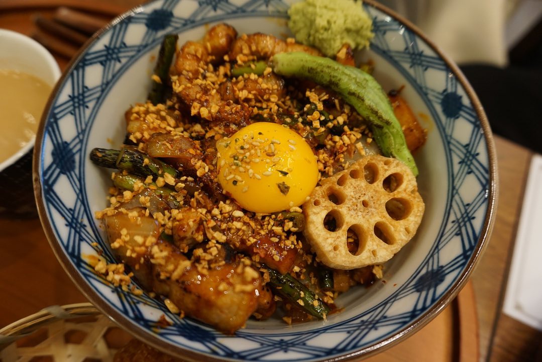 요즘 먹은 음식중에 가성비가
가장 좋았던 #덮밥장사장
진짜 너무 맛있어서 계속 감탄하면서 흡입했네요.
아이들도 너무 맛있다면서 매일 오고싶다고…
가격은 저렴하지만 맛은 결코 저렴하지 않았던 #송도학원가맛집#덮밥장사장인천송도점
#tasty #yamyam #yamy