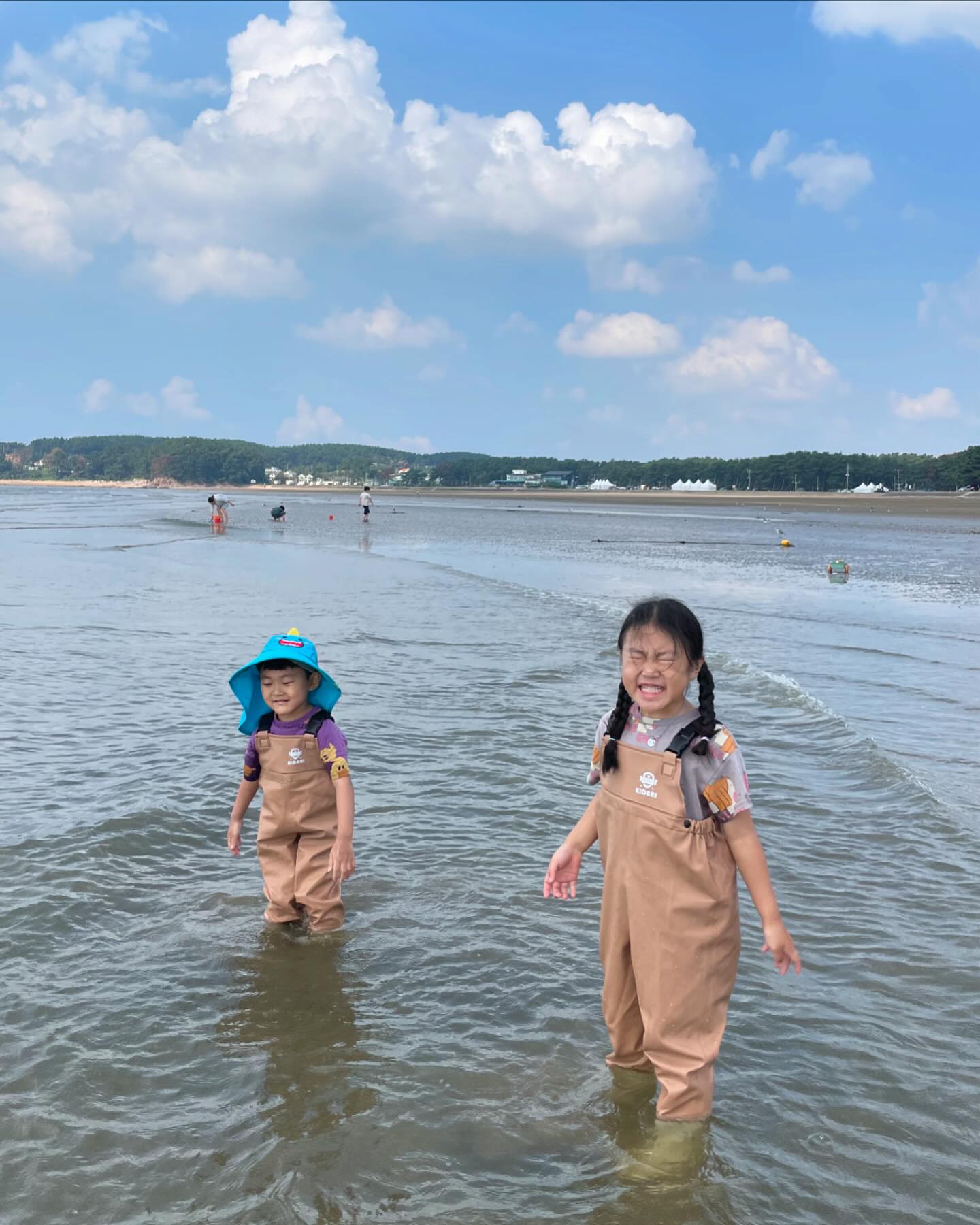라엘 시온 ·͜· 

-

물이 빠지고 있던 바다,
동해와는 사뭇 다른 파도 

그리고 머리카락 휘날리며
파도 뛰어넘기에 진심인 이시온ㅋㅋㅋ

#서해 #태안 

,