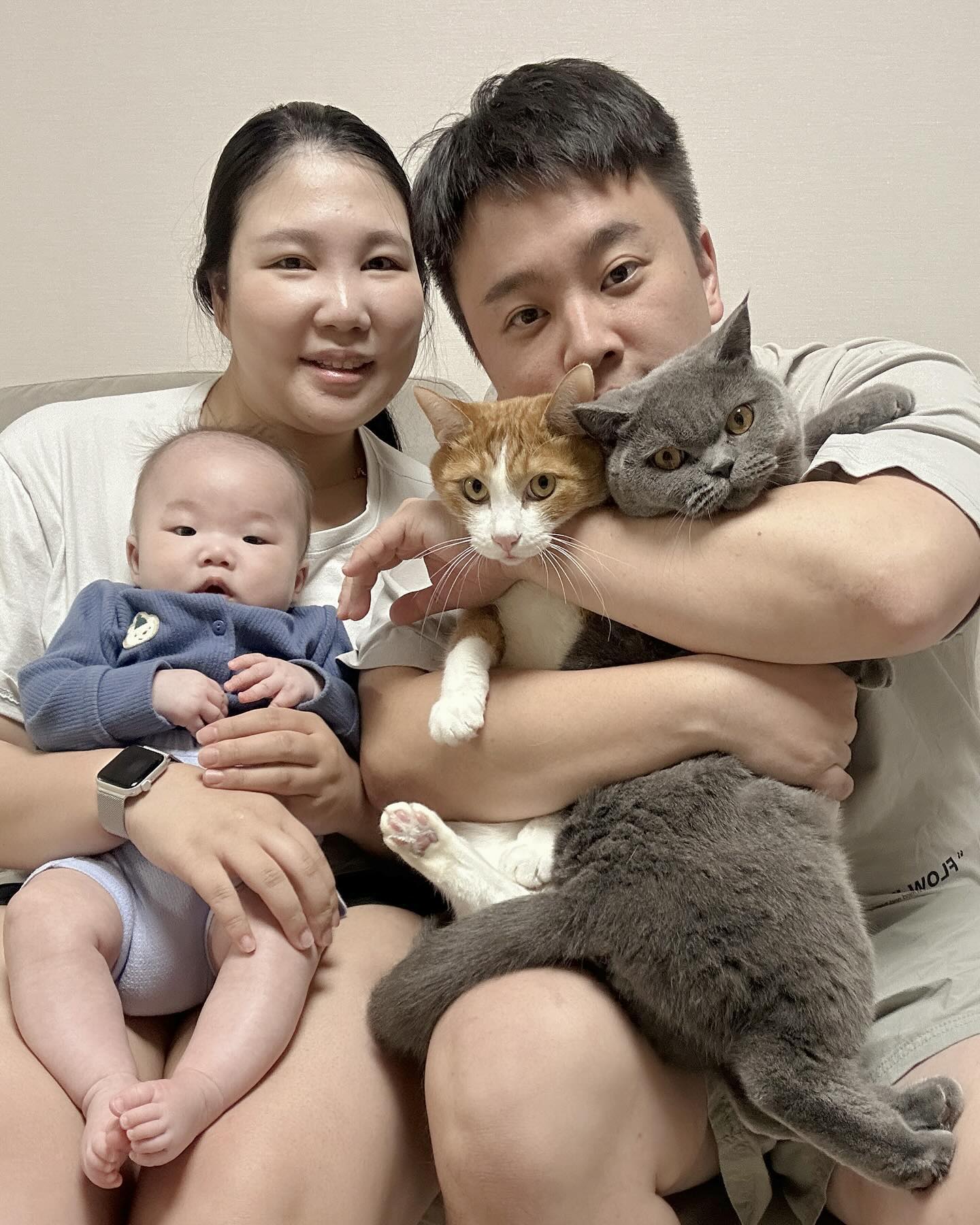 현이와 함께 한 첫 번째 크리스마스🎄
아쿠아리움 가서 물고기랑 인어공주도 보고
아웃백가서 분유도 먹고
해운대 바다 구경 하고
차돌박이사시미집에서도 분유 먹고
가족사진도 찍었다🫧🩵
내년에는 트리도 꾸미고 선물도 챙겨줄께 🎅🏻