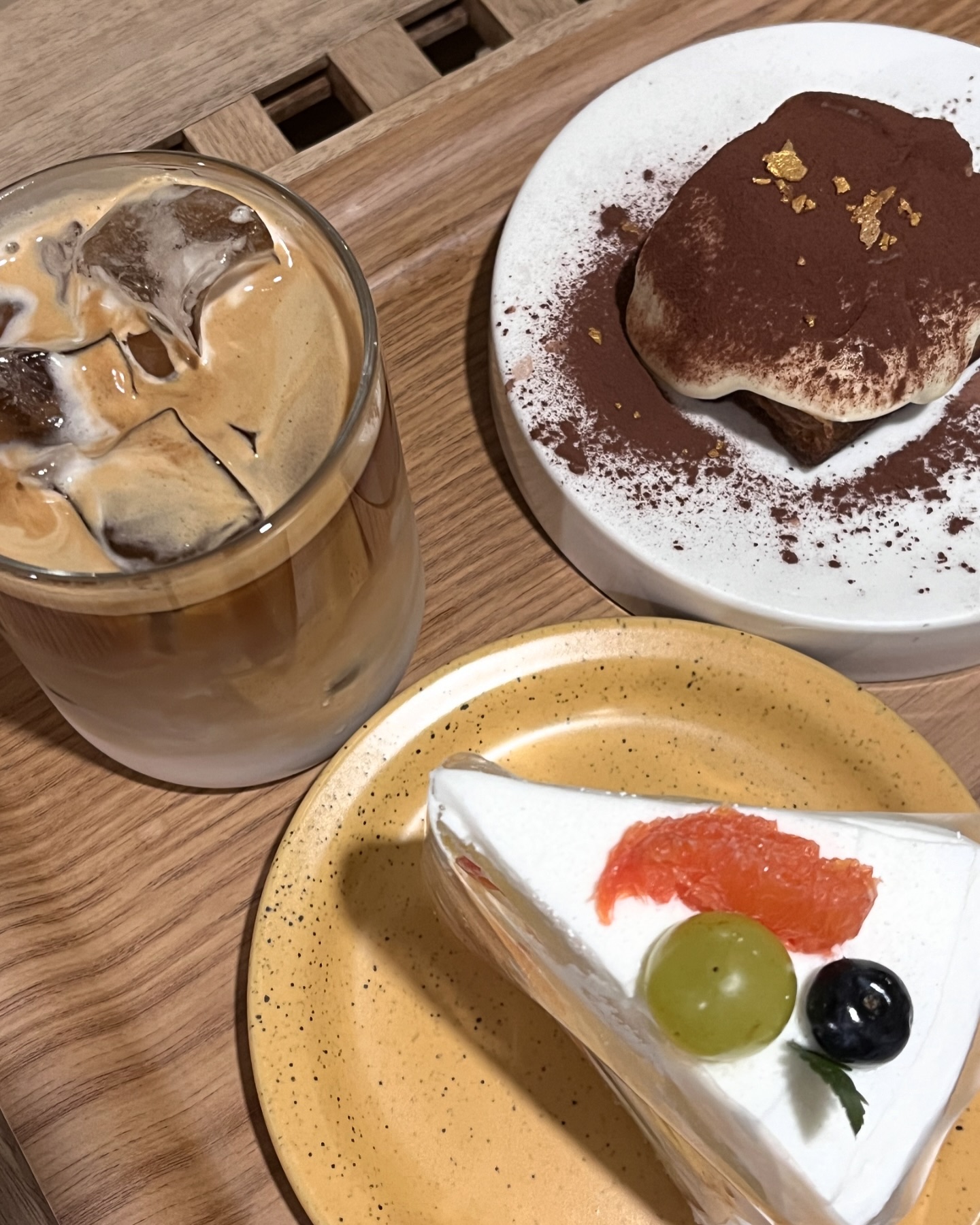 🫢혜화 와서 카페랑솜 안 오는 사람 없게 해주세요
🍰과일 쏟아 부은 걸로 착각할 정도로 과일 듬뿍 들어있는 요거트 후르츠 케이크&금가루 샤라락 뿌려진 티라미수
☕️호로롭 마시기 좋은 달고나라떼며 아바라까지
💜거를 타선 없는 메뉴&유니크한 인테리어

#협찬 #카페랑솜 #대학로카페 #혜화카페 #카페 #카페스타그램