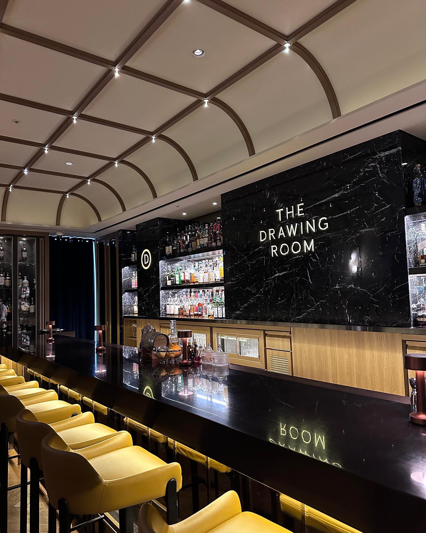 오늘처럼 특별한날 소중한 사람들과 가고싶은
롯데호텔 #thedrawingroom 
나만 알고싶지만 다 알겠지
발베니 PEAR 을 만나다니 입안이 너무 화려하다
역시 미미회 🎄🍾

#미미회 #더드로잉룸 #롯데호텔서울 #연말모임
