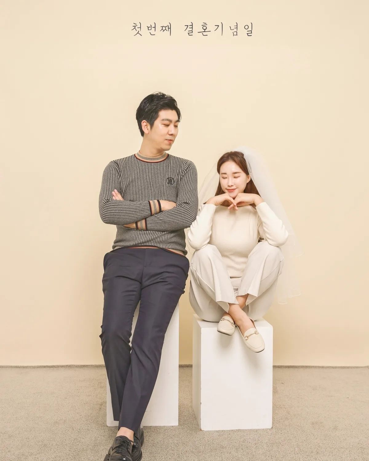 오늘은 제가
결혼한지 1년째 되는날이에요❤️
⠀
'결혼'이라는걸 하면
거창하게 무언가 바뀔것같았는데
이렇게 시간가는 줄도 모르고
조용히 한 해가 지나가네요.
⠀
무탈히 흘러갈 수 있었던건
뭘 하든 어설픈 저를
부족한 만큼 채워 준
남편 덕분이라 생각하며
⠀
또 한 해 멋지게
보내봐야겠어요❤️
⠀