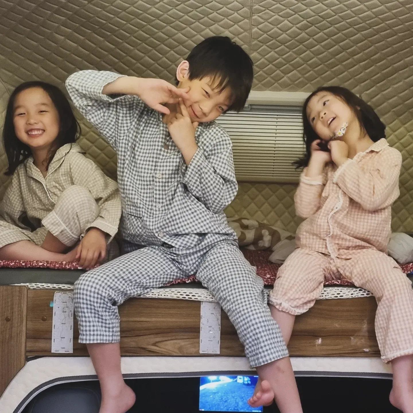 .
3박 4일 첫 캠핑카여행 끝.

우리 막내는 첫 날, 첫 일정에서 턱에 커다란 상처를 입었고
아빠는 운전하랴, 끼니챙겨주랴 고생 다 했고
엄마는 일인지, 여행인지 헷갈리는 일정이였지만
그래도 결론은 재밌었다.
 
 

#캠핑카 #캠핑카여행 #오늘의교훈 #집떠나면고생이다 #삼남매 #딸둘아들하나 #여행기록