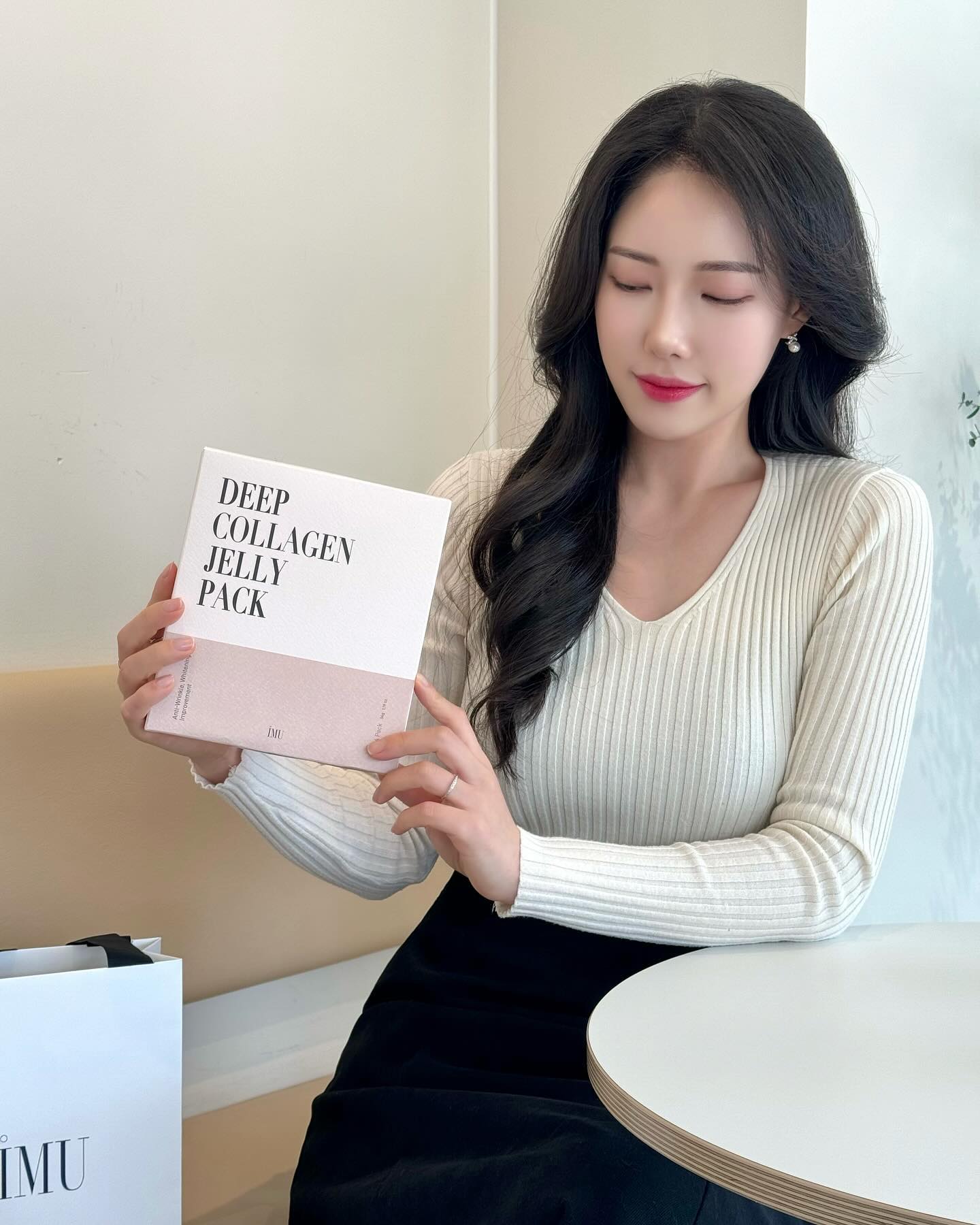 #ad imukorea 🩷

아이엠유의 딥 콜라겐 젤리팩으로 
데일리 피부 케어 중이에요 🫧

딥 콜라겐 젤리팩은 고농축의 에센스를 농축시킨 
겔 타입의 하이드로겔 시트로, 

유효성분을 그대로 흡수시키면서 
강력한 안티에이징 효과를 선사해요 ! 

저분자 콜라겐과 저분자 히알루론산이 선사하는 
촉촉함과 각종 컨셉성분에 담긴 피부 보습성분이 
촉촉한 윤광을 부여해 꿀피부로 거듭나게 해줘요 🧖🏻‍♀️

다들 아이엠유의 콜라겐 젤리팩으로 꿀피부로 거듭나봐요 ! 

#마스크팩 #마스크팩추천 #콜라겐젤리팩 #콜라겐마스크팩 #콜라겐마스크팩추천